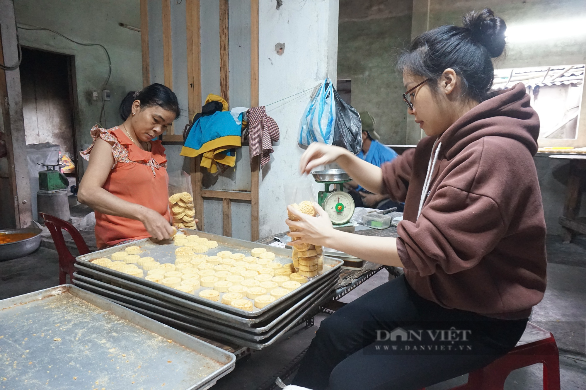 Dân làng này rủ nhau gõ lốc cốc, làm ra vật phẩm không thể thiếu trong ngày Tết của người miền Trung - Ảnh 7.