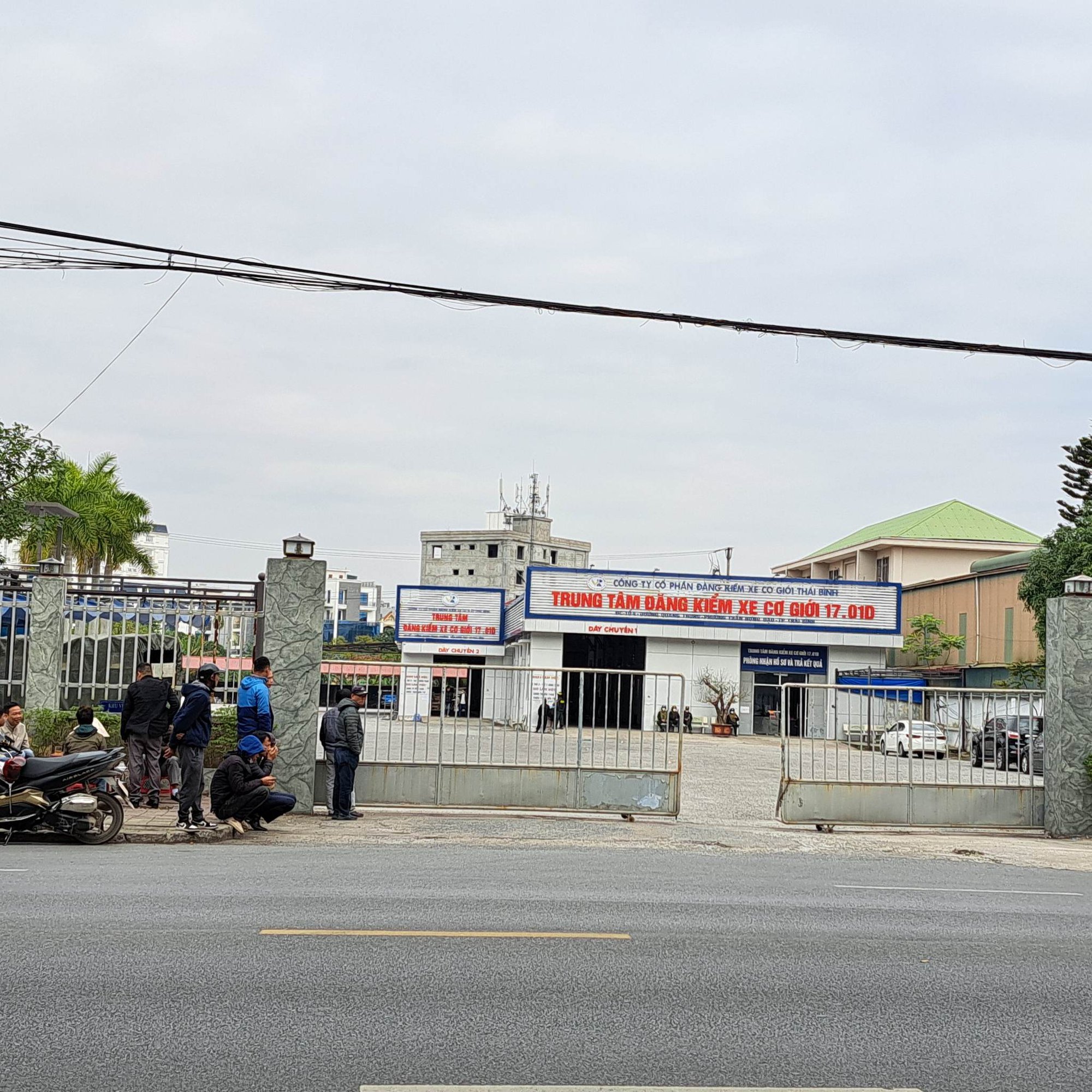 Cảnh sát đồng loạt khám xét 2 trung tâm đăng kiểm xe ở Thái Bình - Ảnh 1.