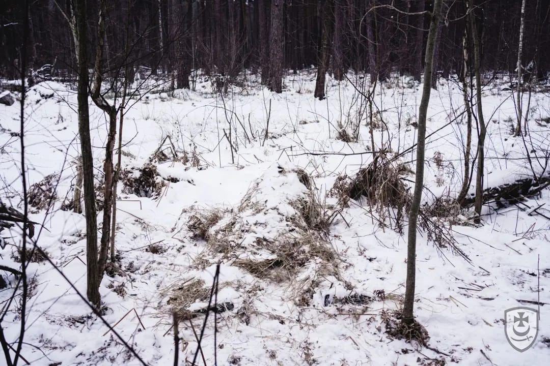 Ảnh lính bắn tỉa Ukraine trầm mình trong băng tuyết lạnh buốt để giữ vững vị trí gây xúc động mạnh - Ảnh 1.