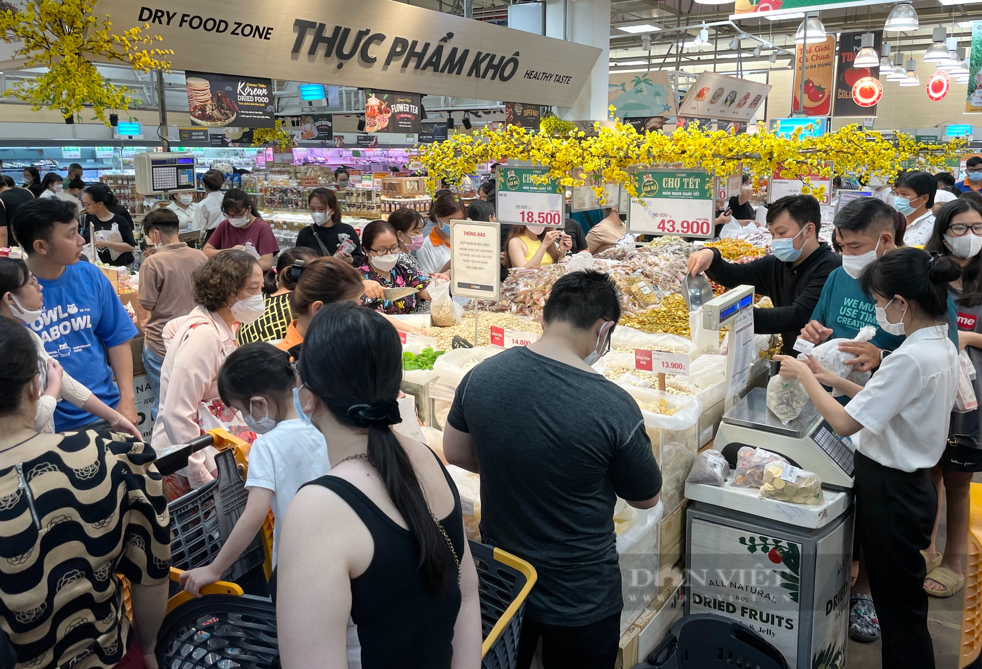 Bắt đầu được nghỉ, người Sài Gòn đua sắm Tết, siêu thị tuyên bố mở cửa tới nửa đêm - Ảnh 1.