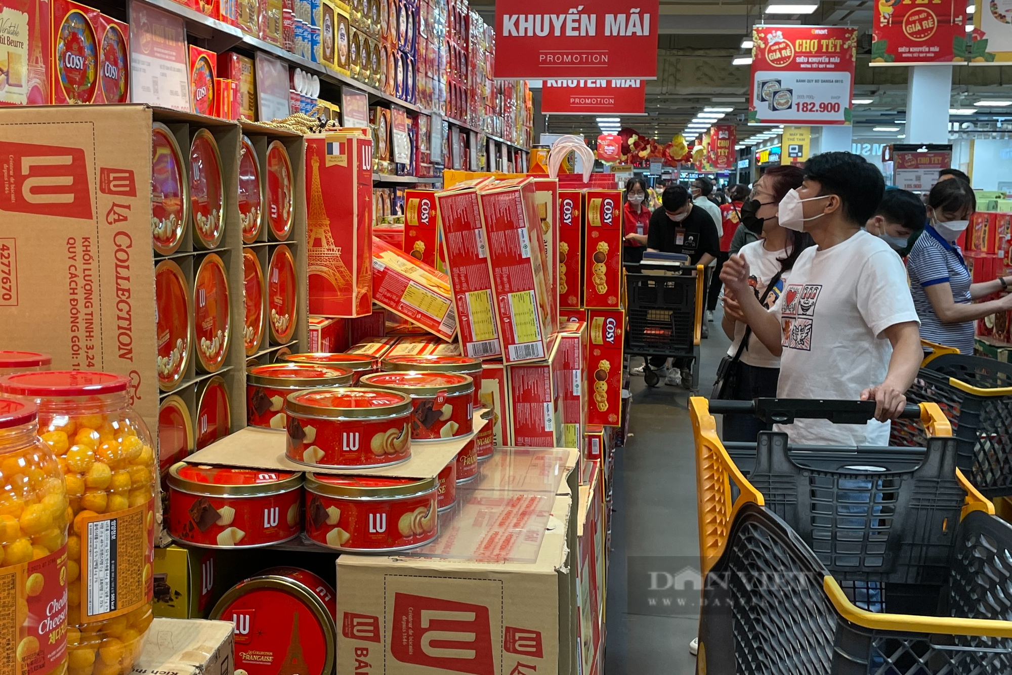 Bắt đầu được nghỉ, người Sài Gòn đua sắm Tết, siêu thị tuyên bố mở cửa tới nửa đêm - Ảnh 3.