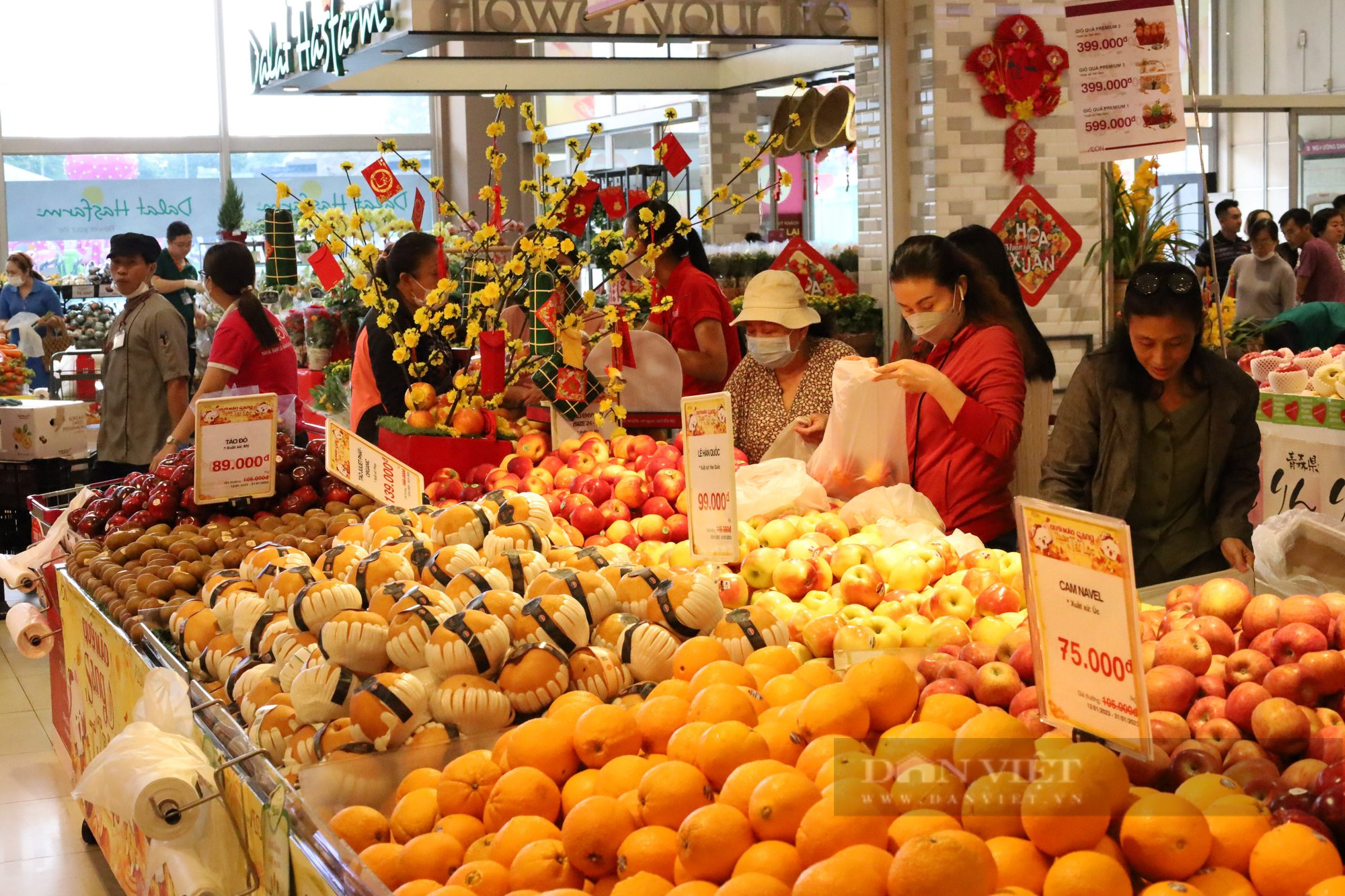 Bắt đầu được nghỉ, người Sài Gòn đua sắm Tết, siêu thị tuyên bố mở cửa tới nửa đêm - Ảnh 4.