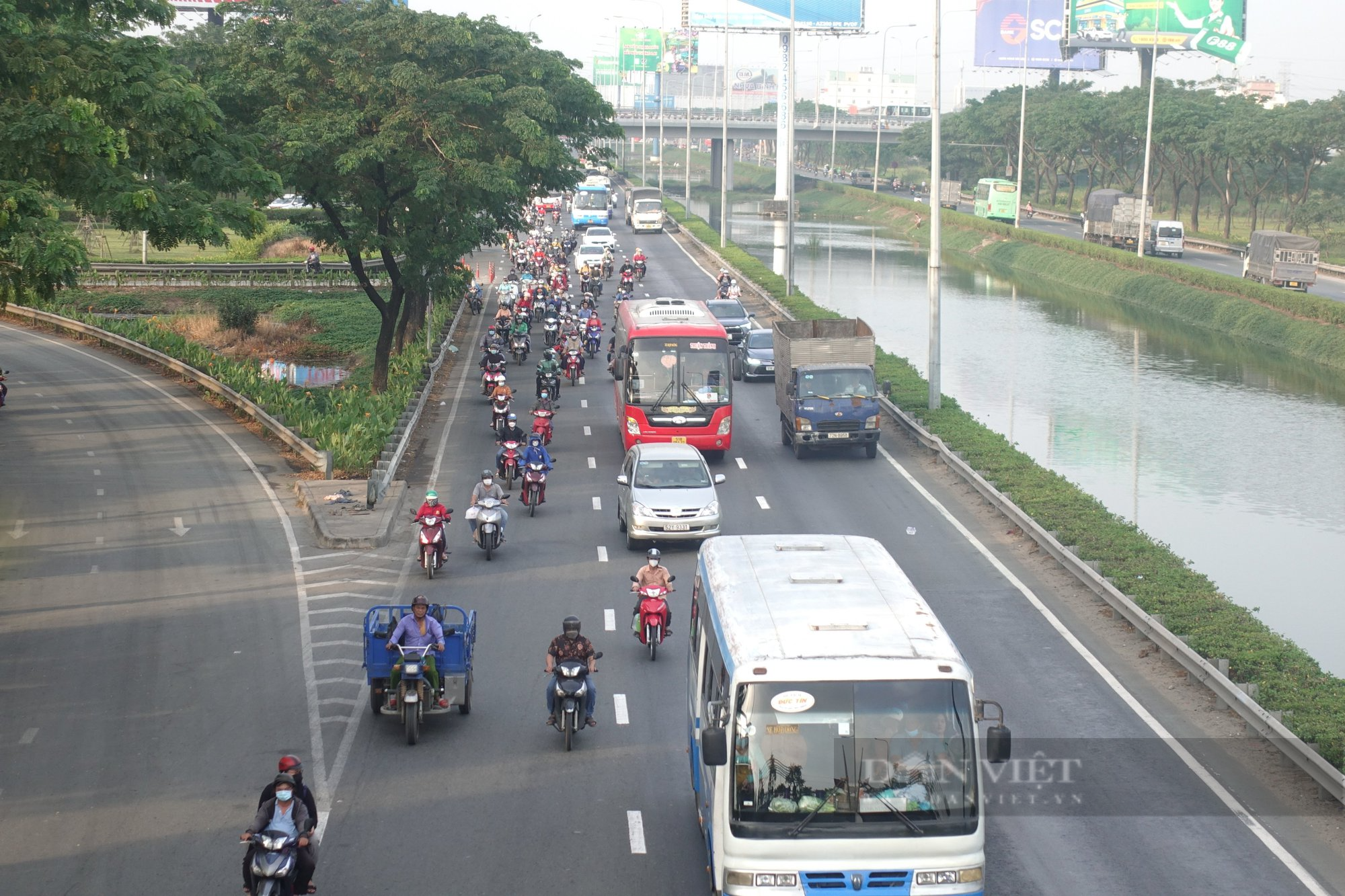 Bến xe Miền Tây đông nghịt người mua vé, cửa ngõ, sân bay khá thông thoáng trong buổi sáng ngày 28 Tết Nguyên đán - Ảnh 5.