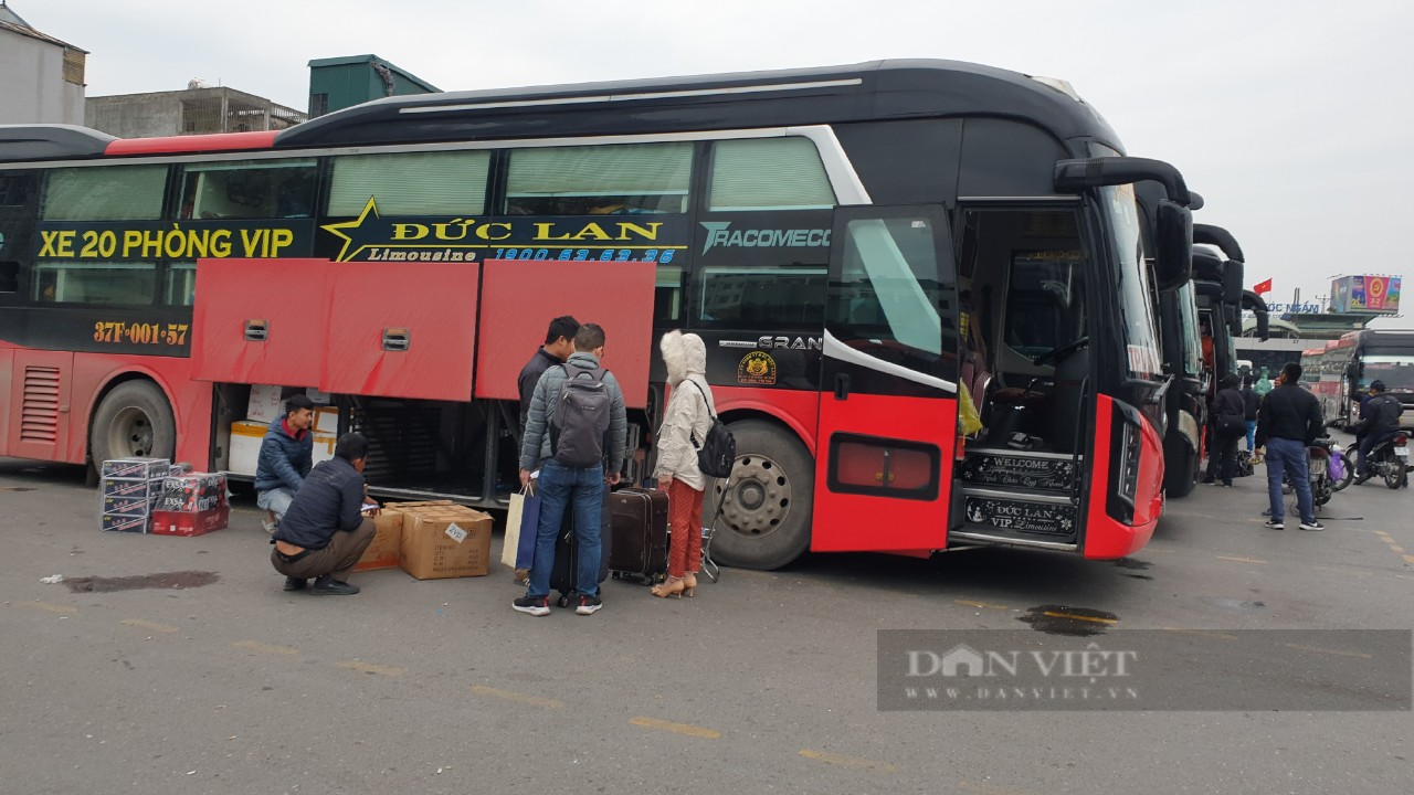 Người dân Hà Nội đổ dồn tới bến xe để về quê nghỉ Tết Quỹ Mão 2023 - Ảnh 4.