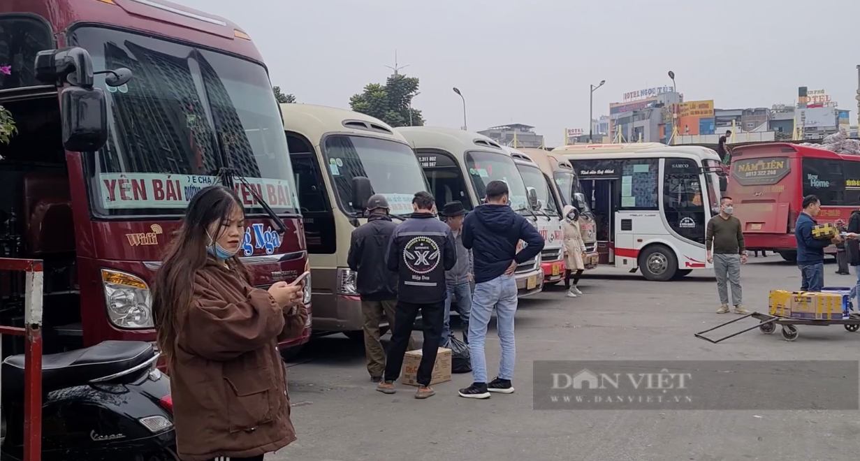 Người dân Hà Nội đổ dồn tới bến xe để về quê nghỉ Tết Quỹ Mão 2023 - Ảnh 6.