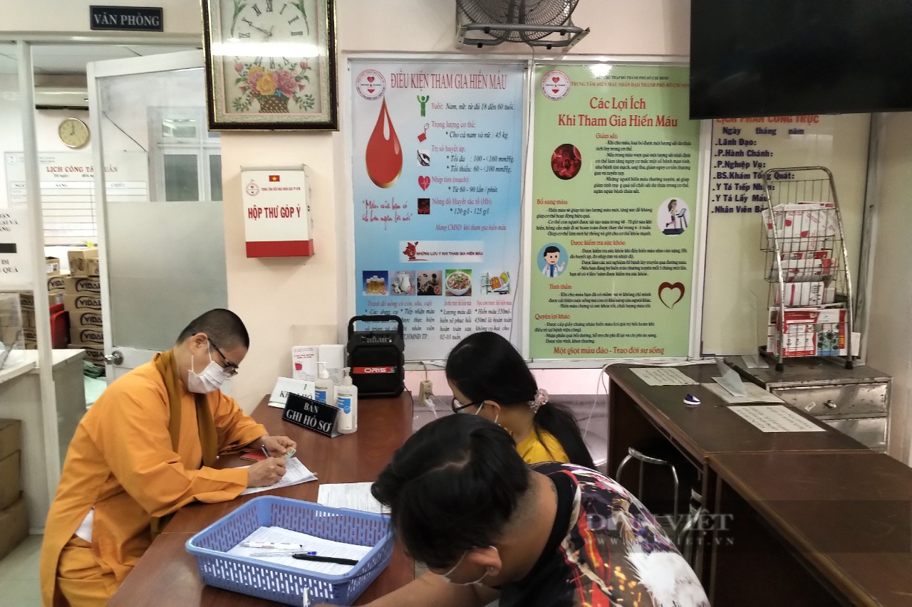 		 Nhiều người đến trung tâm hiến máu nhân đạo dịp cận Tết Nguyên Đán   - Ảnh 4.