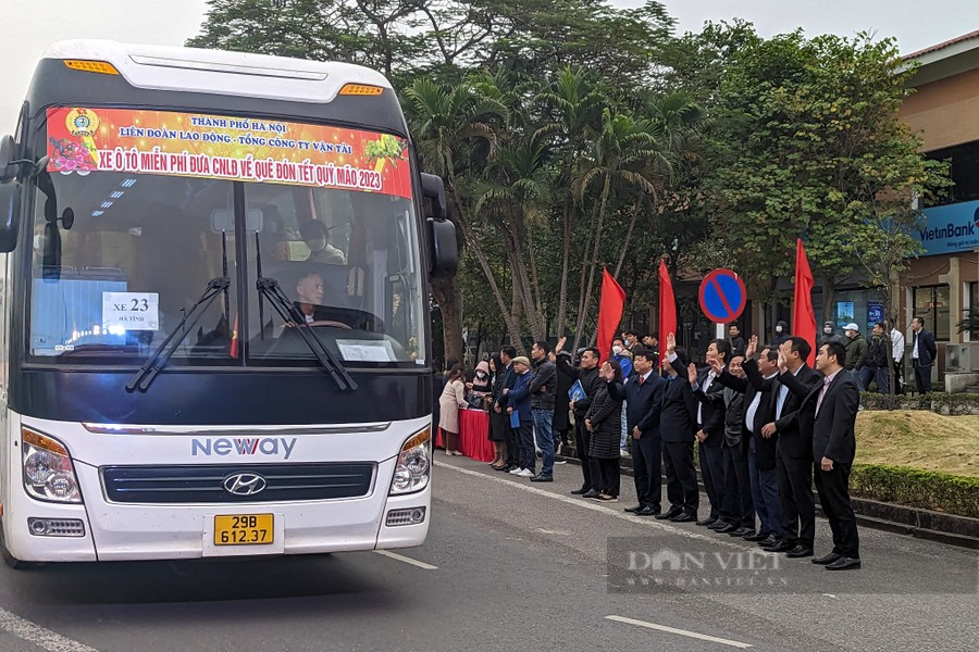 Ngày 28 Tết, nhiều chuyến xe đưa hơn 1.000 công nhân tại Hà Nội về quê đón xuân - Ảnh 8.