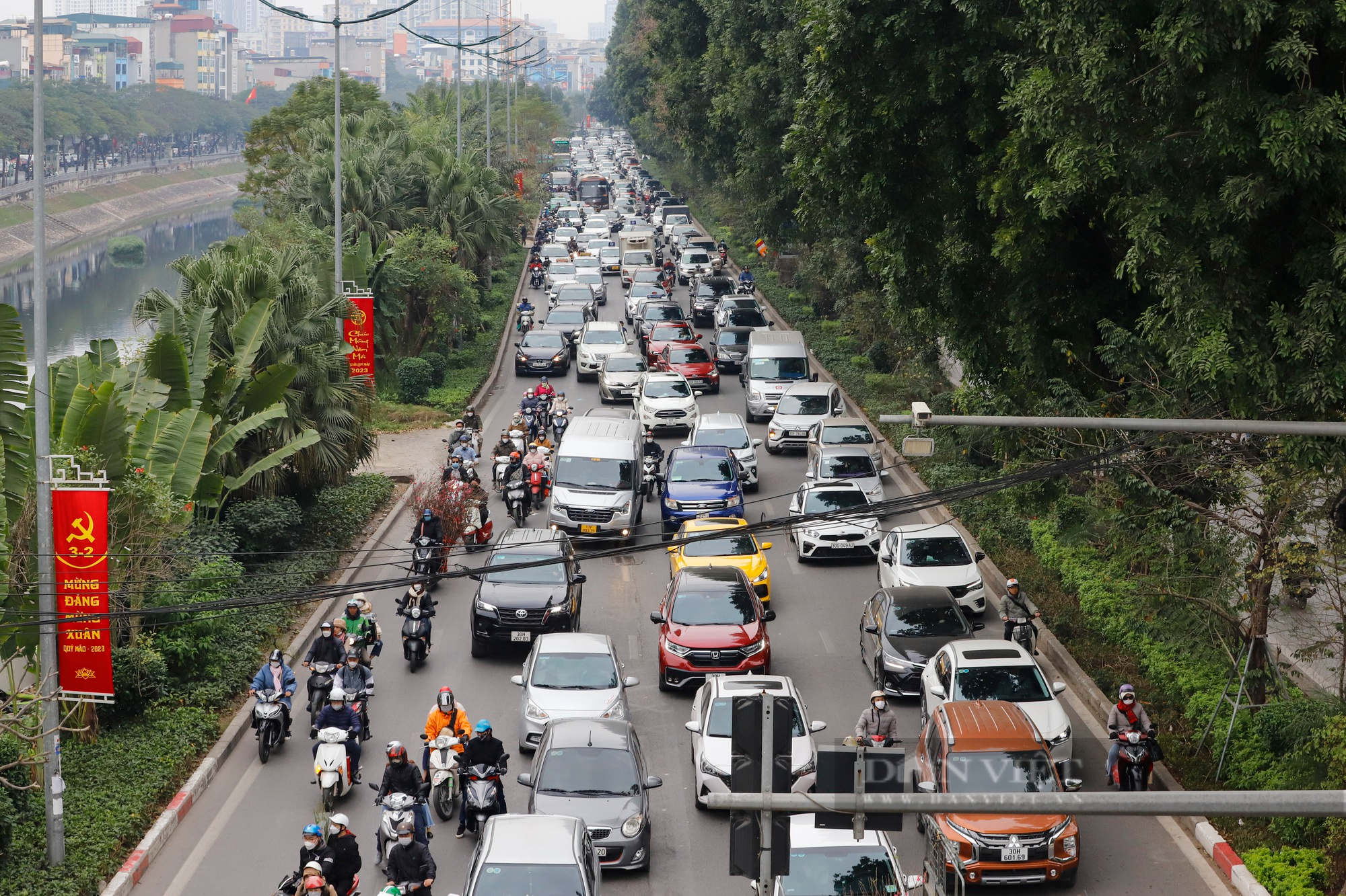 Xe buýt hỏng giữa đường, đường phố Hà Nội ùn tắc kéo dài hàng Km ngày cận Tết - Ảnh 1.