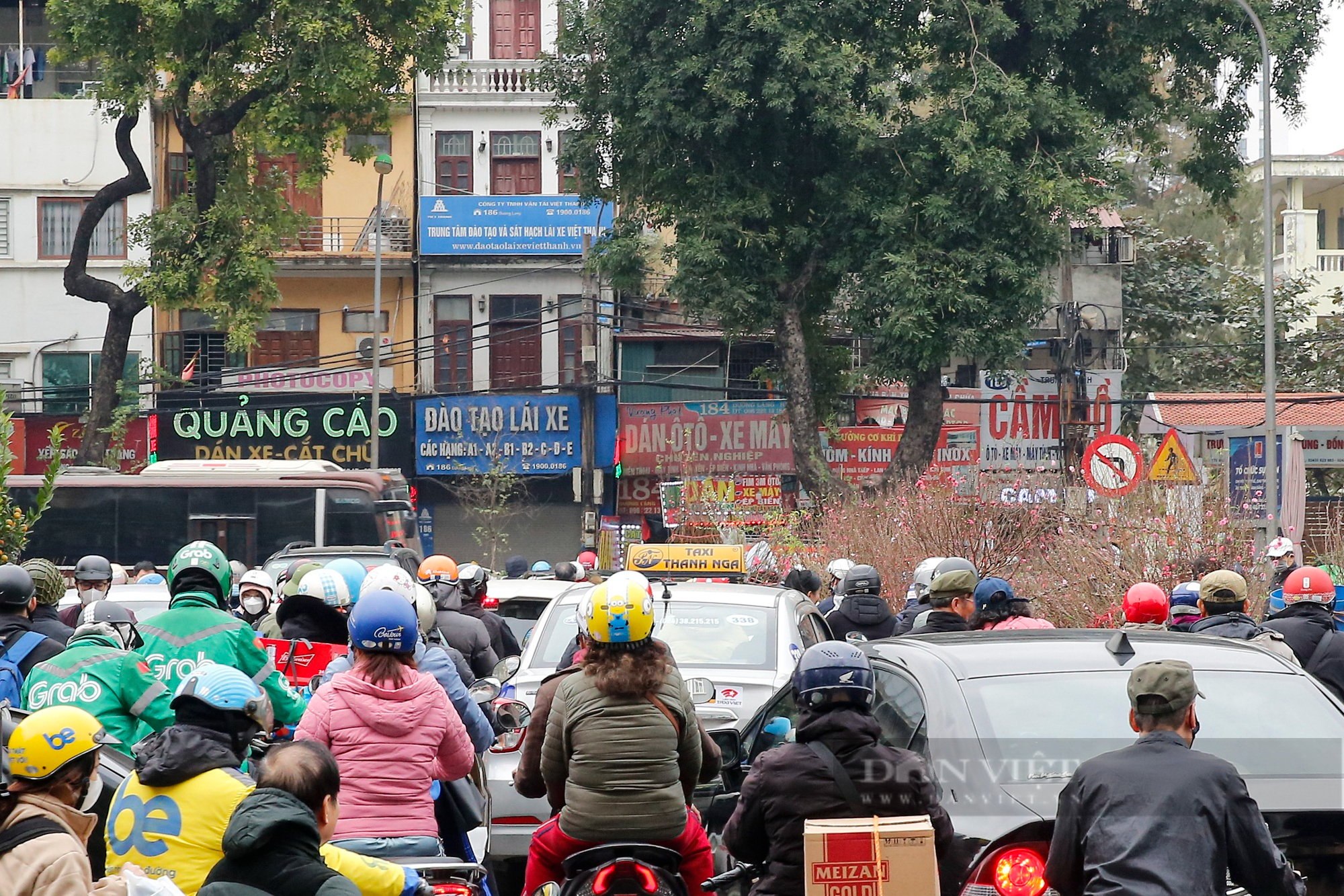 Xe buýt hỏng giữa đường, đường phố Hà Nội ùn tắc kéo dài hàng Km ngày cận Tết - Ảnh 4.