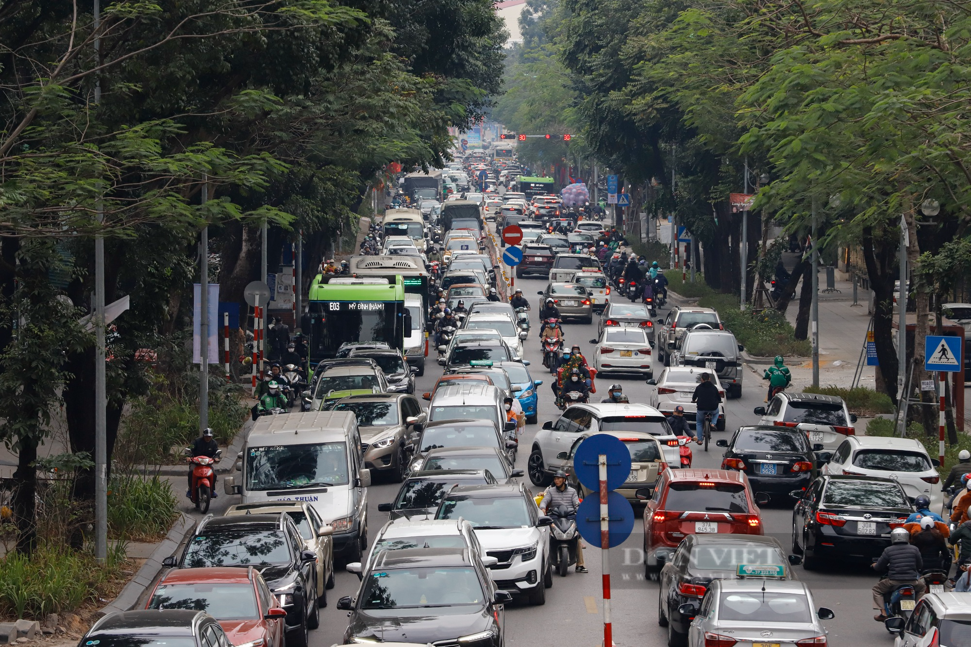 Xe buýt hỏng giữa đường, đường phố Hà Nội ùn tắc kéo dài hàng Km ngày cận Tết - Ảnh 5.