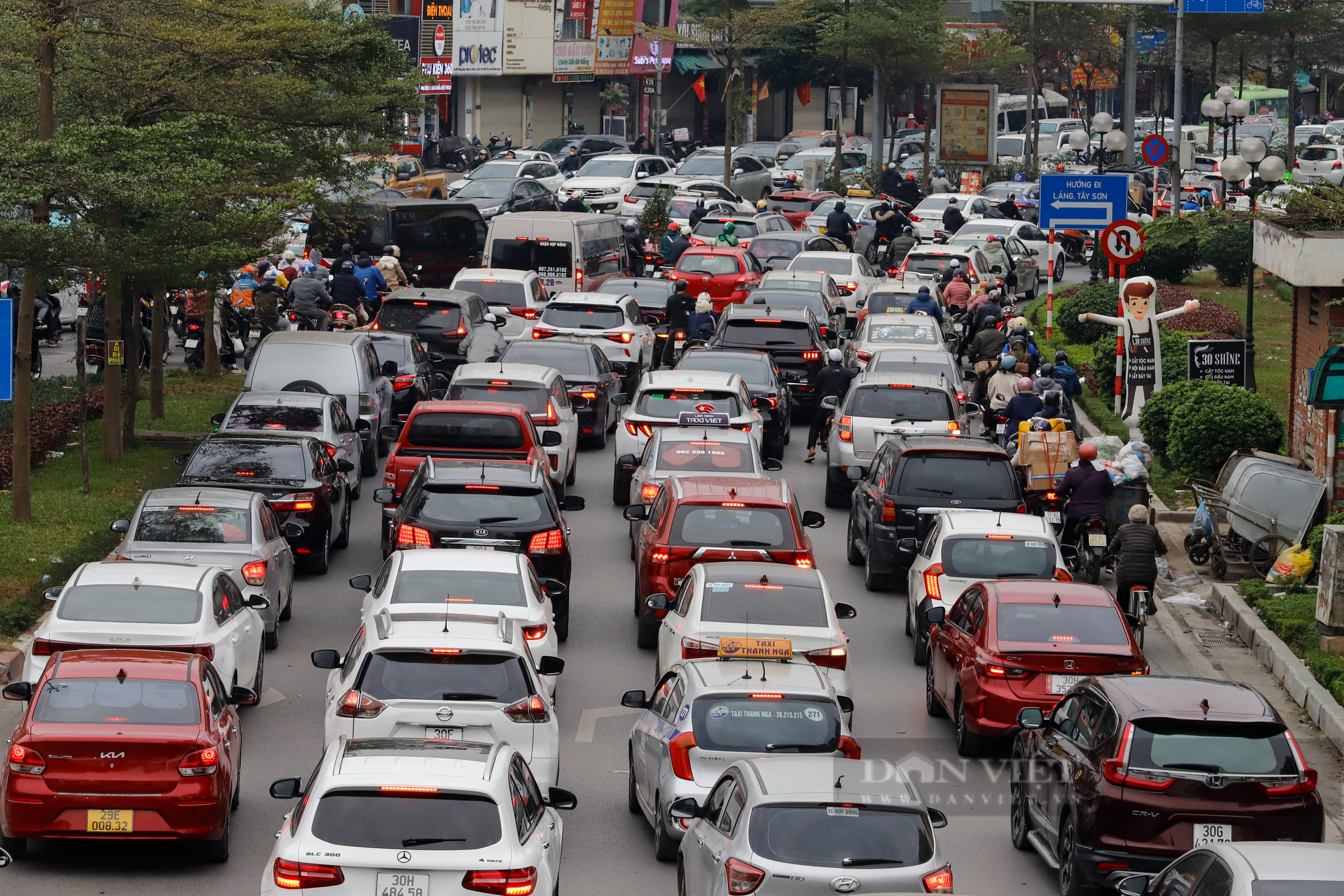 Xe buýt hỏng giữa đường, đường phố Hà Nội ùn tắc kéo dài hàng Km ngày cận Tết - Ảnh 8.