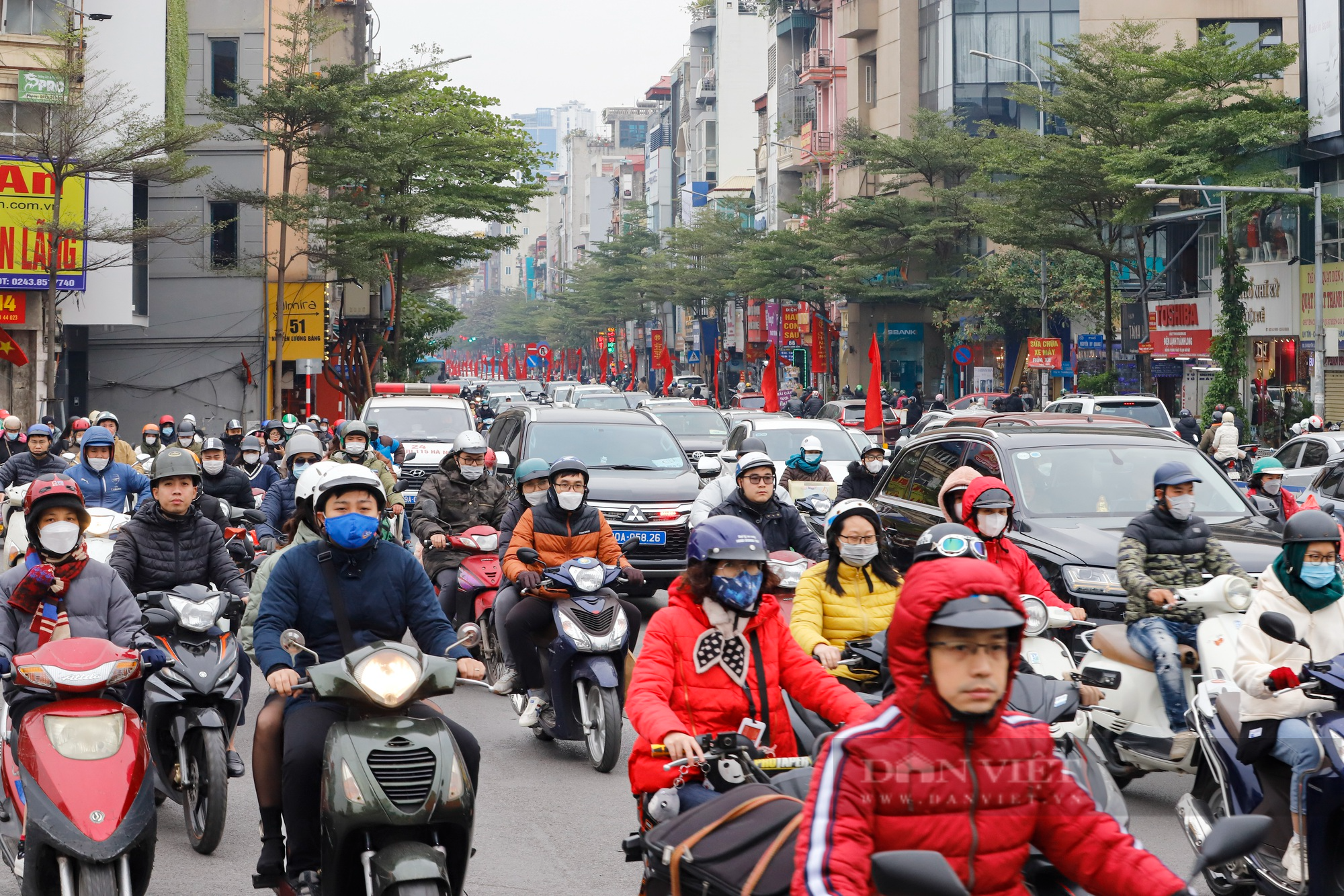 Xe buýt hỏng giữa đường, đường phố Hà Nội ùn tắc kéo dài hàng Km ngày cận Tết - Ảnh 10.