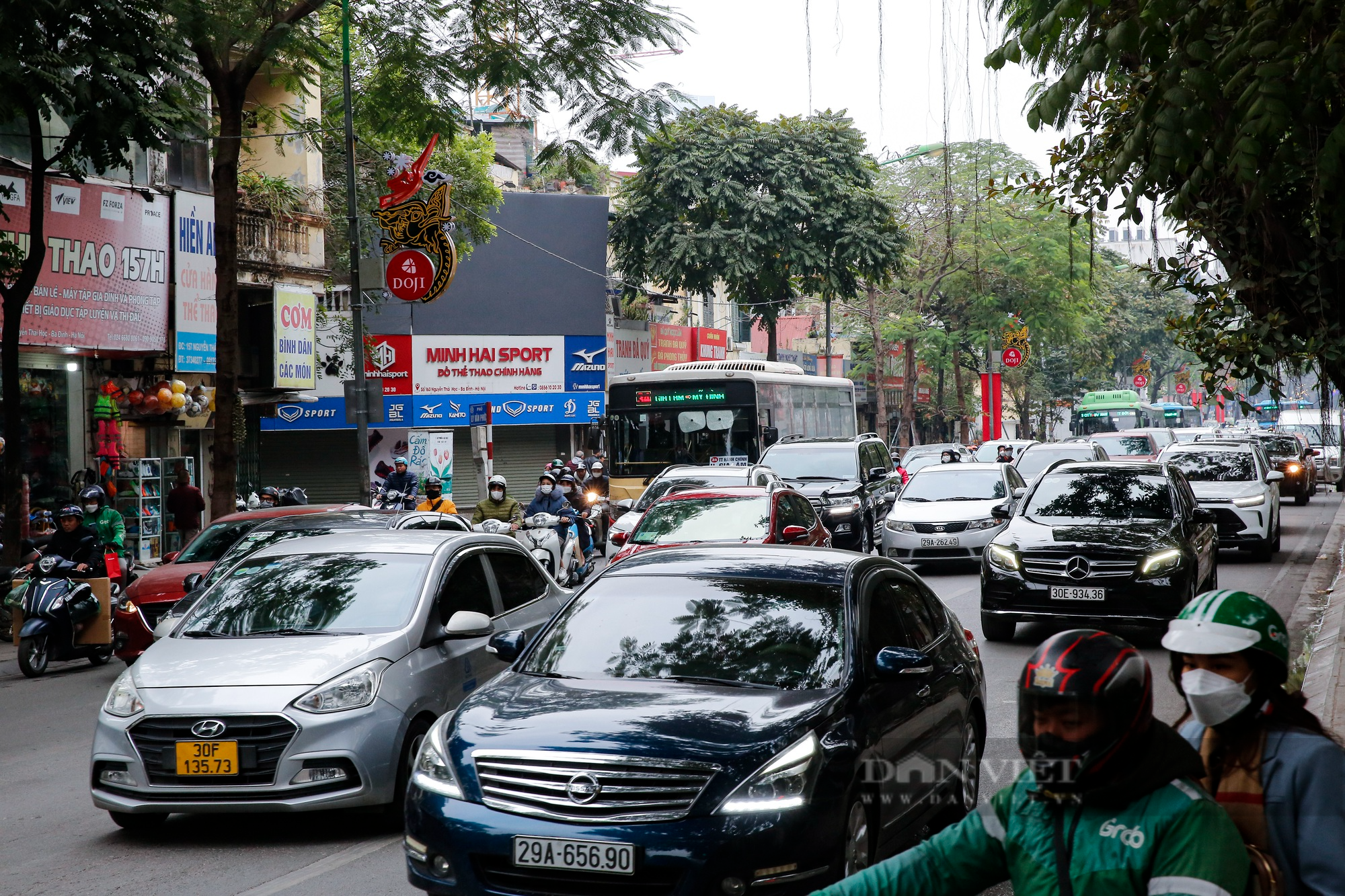 Xe buýt hỏng giữa đường, đường phố Hà Nội ùn tắc kéo dài hàng Km ngày cận Tết - Ảnh 14.