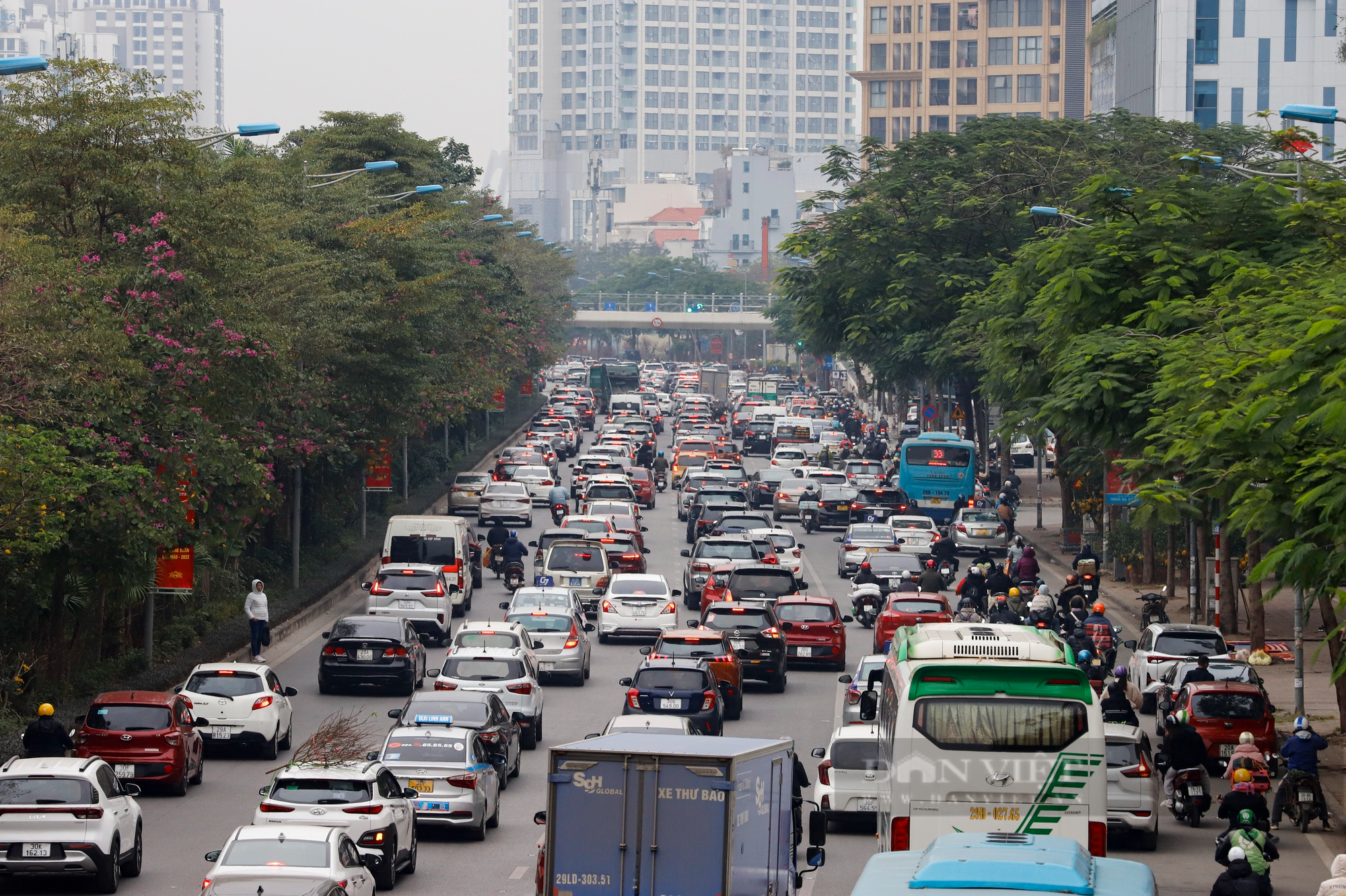 Xe buýt hỏng giữa đường, đường phố Hà Nội ùn tắc kéo dài hàng Km ngày cận Tết - Ảnh 16.