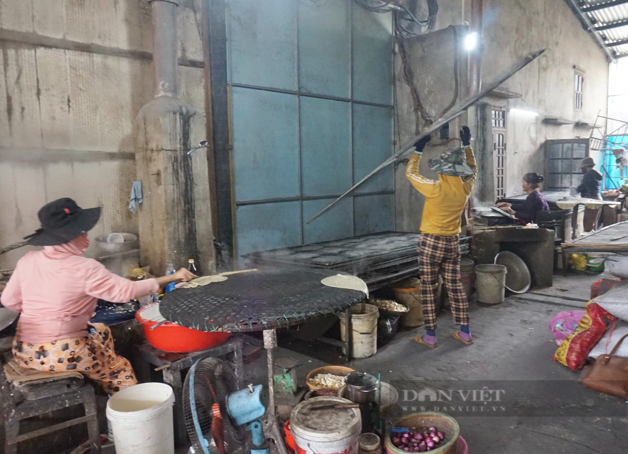 Quảng Nam: Làm ra “trăm cái bánh như một”, bán hàng chục ký mỗi ngày, dân làng này phấn khởi đón Tết - Ảnh 7.