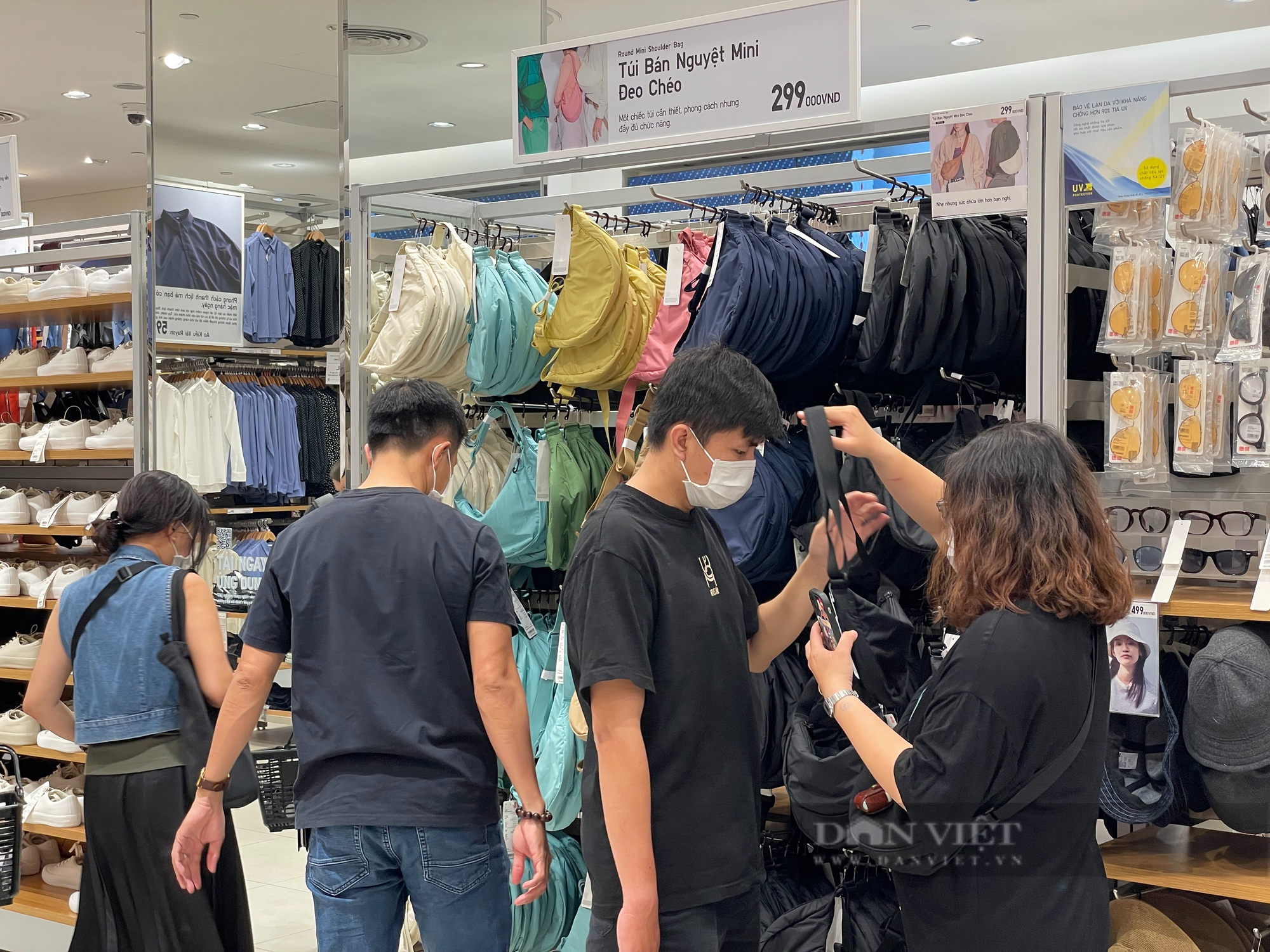 Giới trẻ Sài Gòn shopping mua đồ Tết tới khuya, cửa hàng đuổi vẫn chưa chịu về - Ảnh 2.