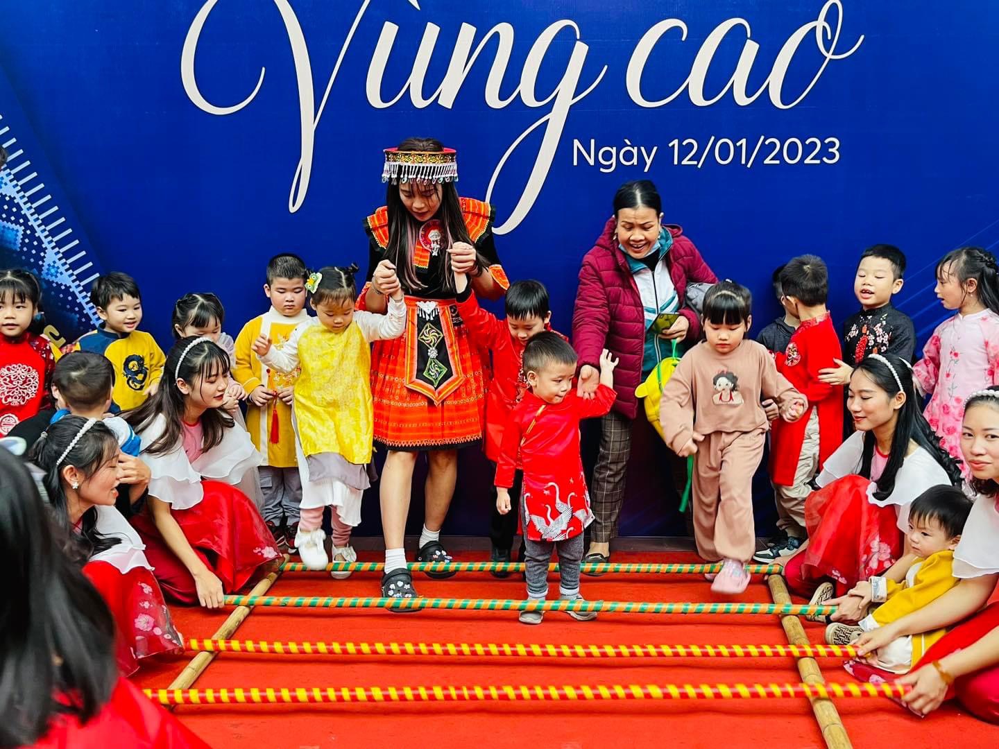 Phiên chợ Tết vì trẻ em nghèo vùng cao của học sinh Thủ đô - Ảnh 2.