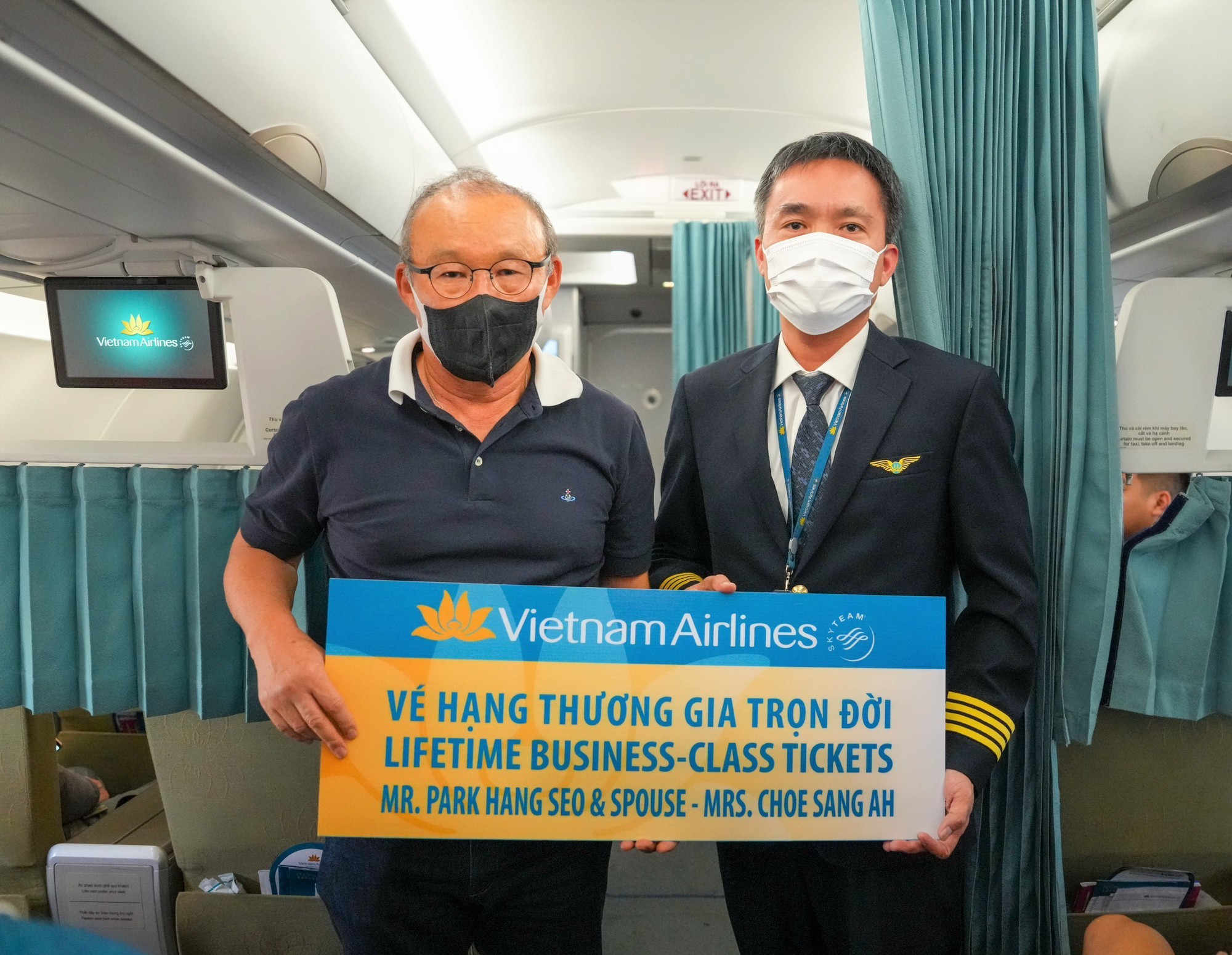 Vietnam Airlines tặng HLV Park Hang Seo vé máy bay Thương gia trọn đời - Ảnh 2.