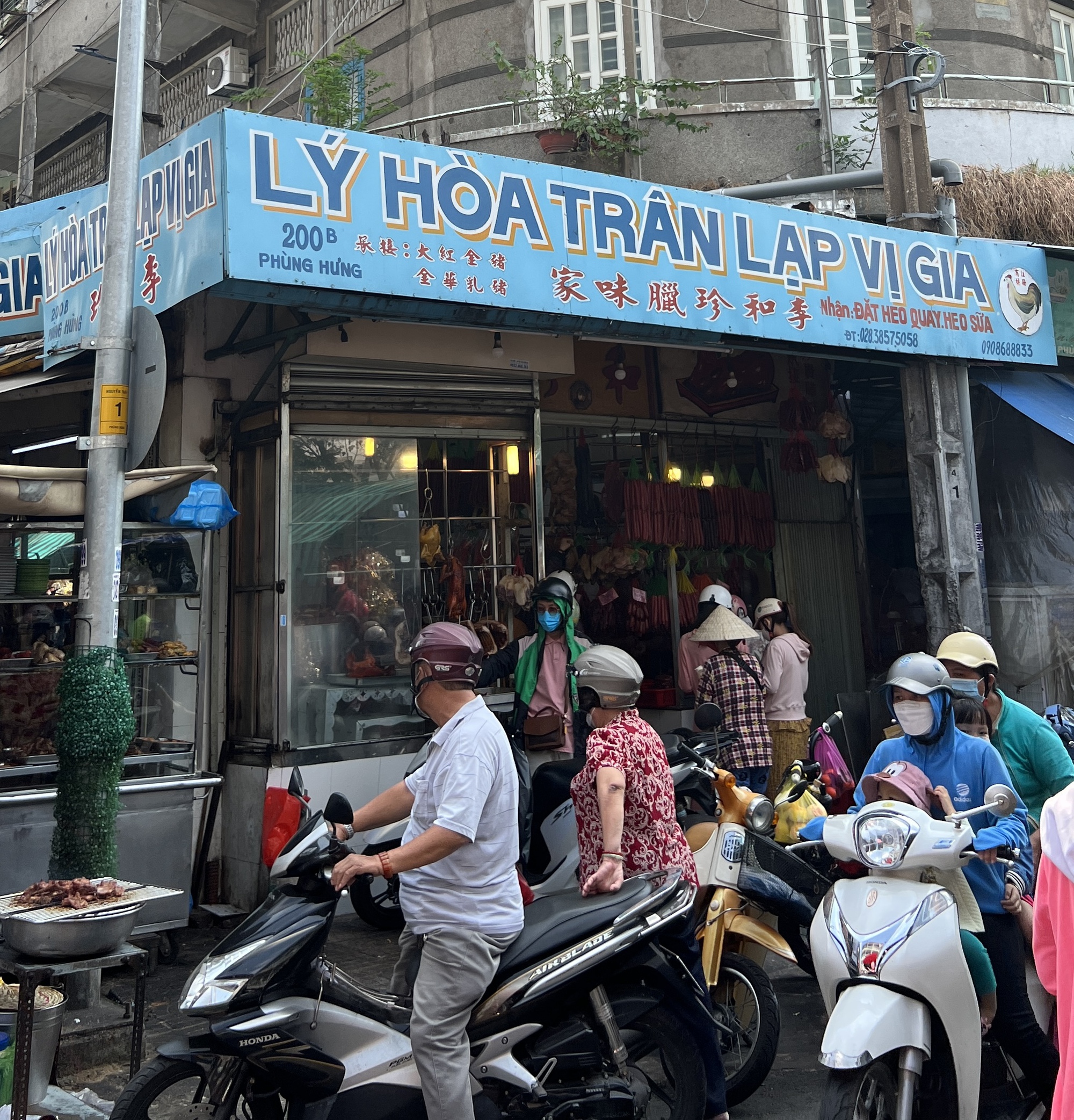 Sài Gòn: Cửa tiệm lạp xưởng hơn 80 năm, hút thực khách trong ngày Tết miền Nam - Ảnh 3.