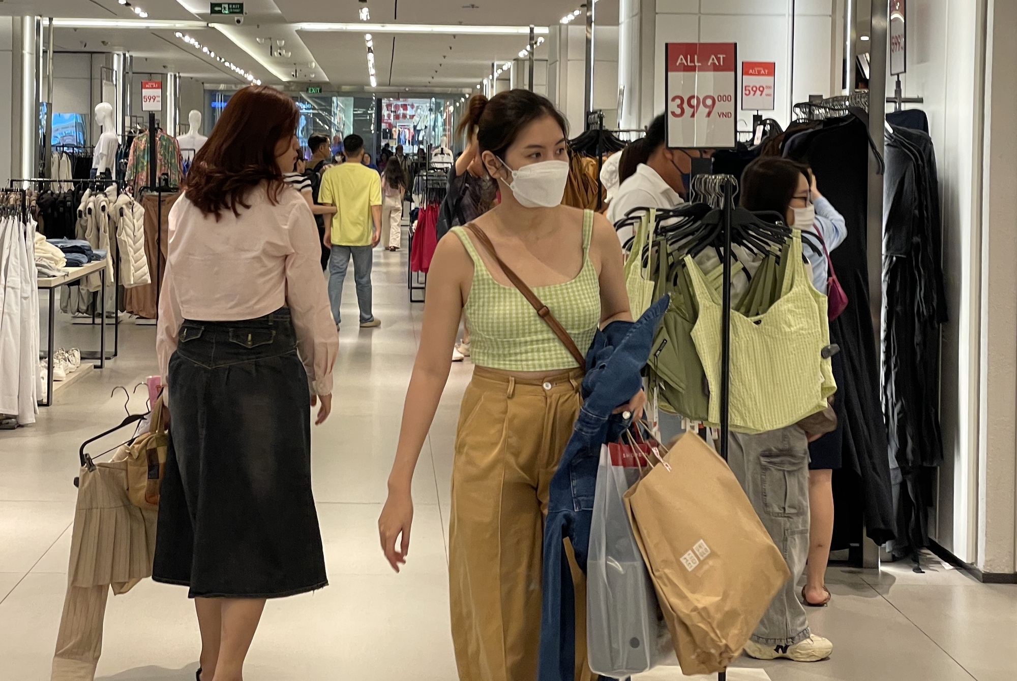 Giới trẻ Sài Gòn shopping mua đồ Tết tới khuya, cửa hàng đuổi vẫn chưa chịu về - Ảnh 8.