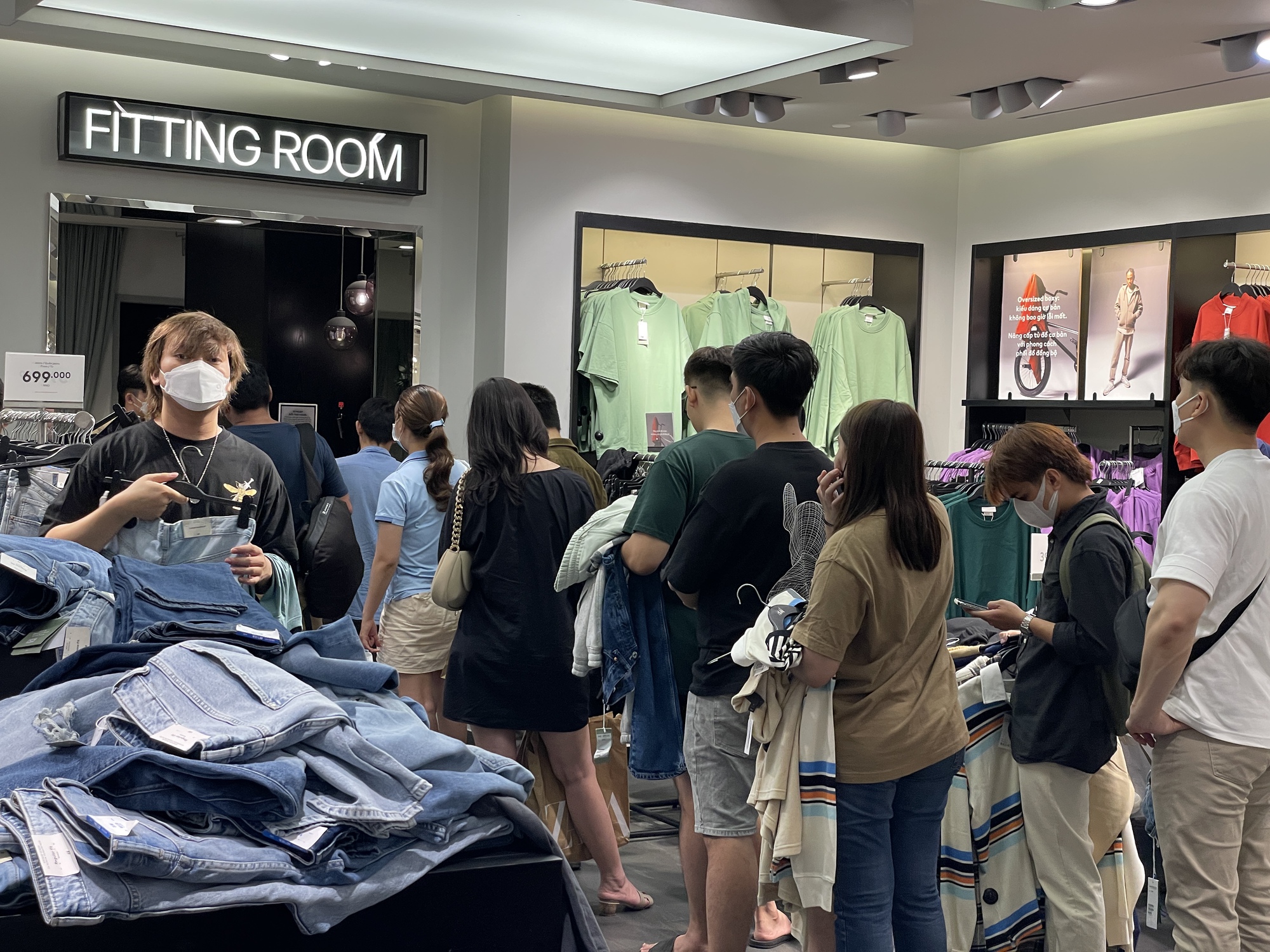 Giới trẻ Sài Gòn shopping mua đồ Tết tới khuya, cửa hàng đuổi vẫn chưa chịu về - Ảnh 7.