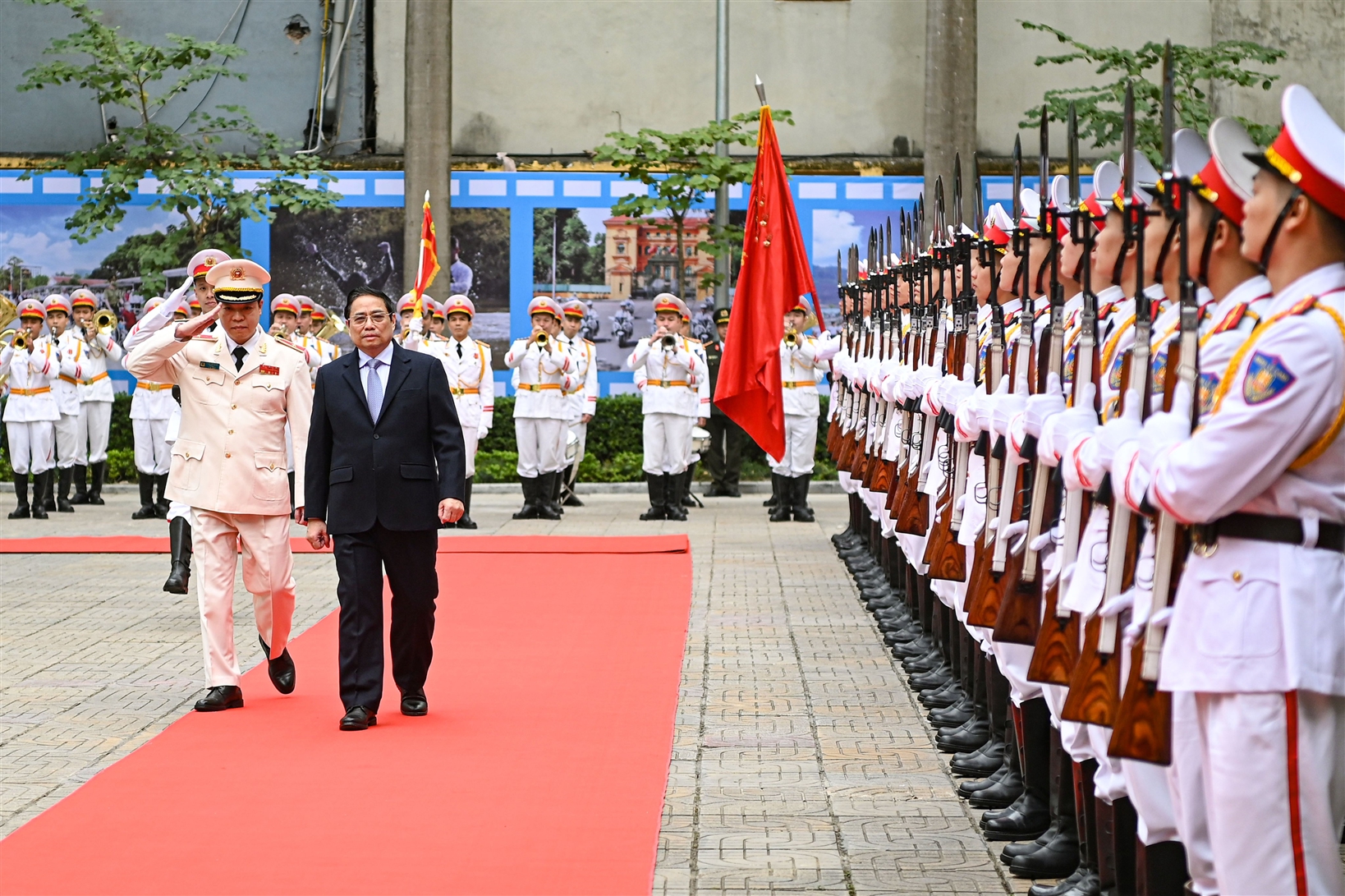 Thủ tướng thăm Bộ Tư lệnh Cảnh vệ và Cục An ninh chính trị nội bộ Bộ Công an - Ảnh 1.