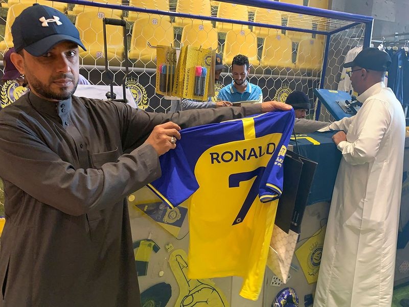 Hình ảnh cổ động viên xếp hàng mua áo đấu Ronaldo - Ảnh 3.