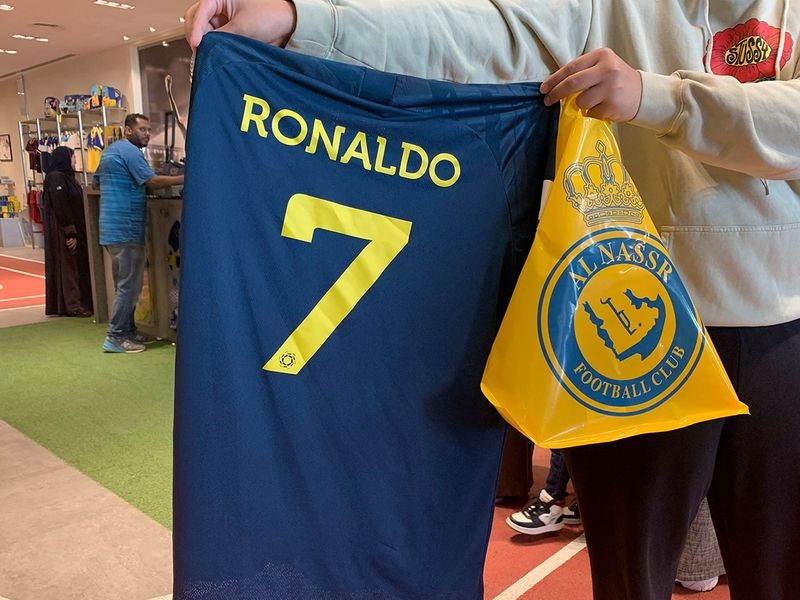 Hình ảnh cổ động viên xếp hàng mua áo đấu Ronaldo - Ảnh 4.
