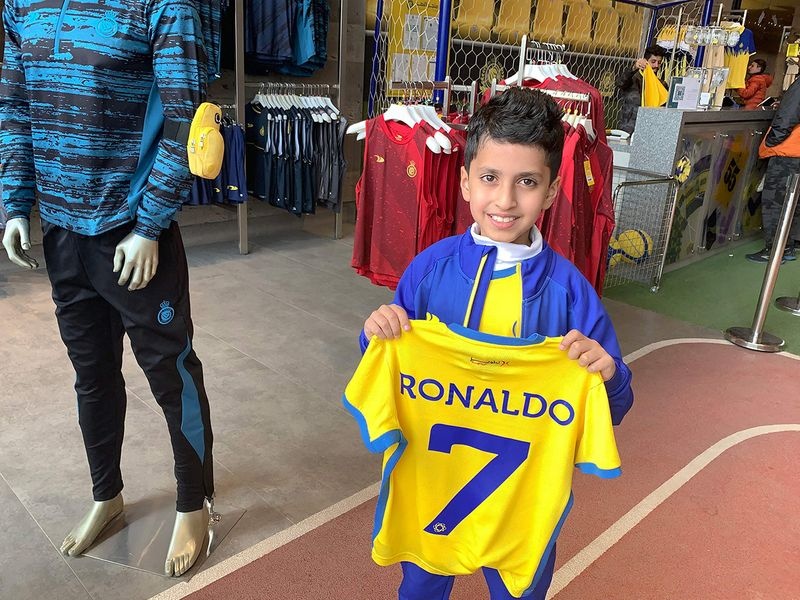 Hình ảnh cổ động viên xếp hàng mua áo đấu Ronaldo - Ảnh 5.