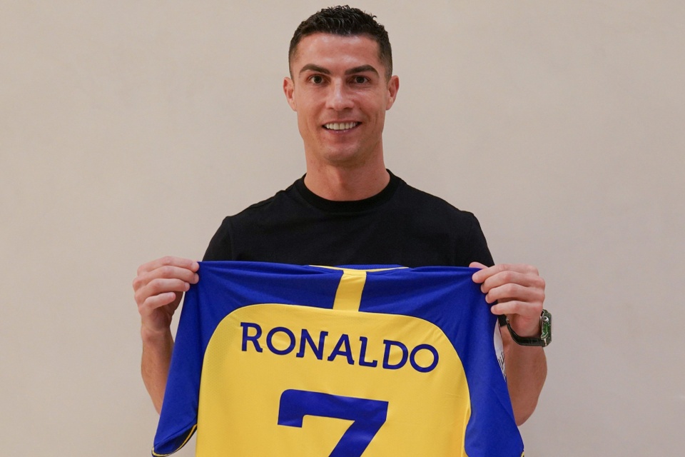 Hình ảnh cổ động viên xếp hàng mua áo đấu Ronaldo - Ảnh 7.