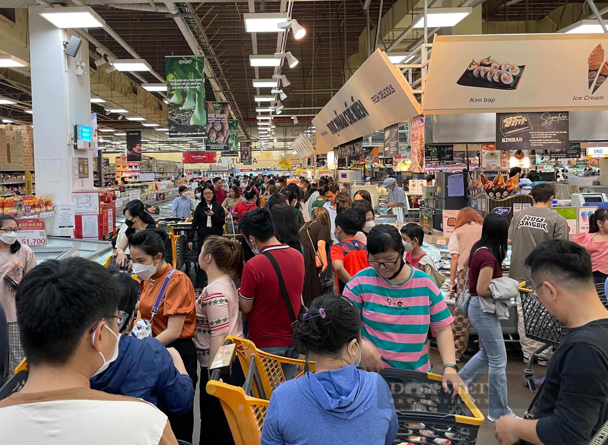 ẢNH: Người Sài Gòn mua sắm Tết, siêu thị chen chân không lọt - Ảnh 1.
