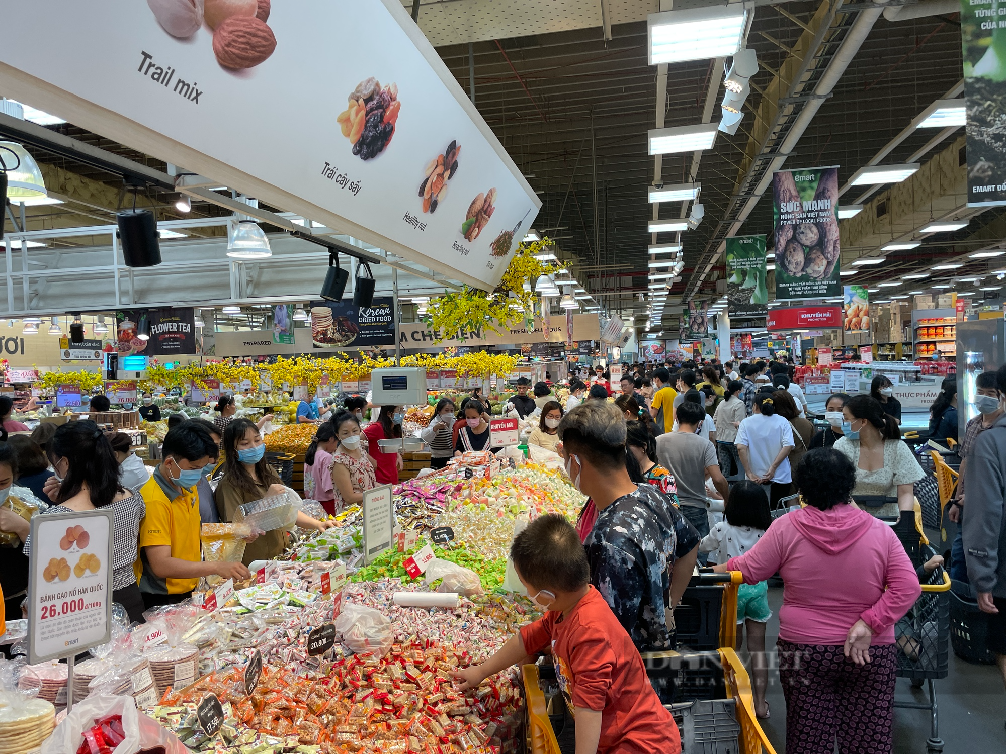 ẢNH: Người Sài Gòn mua sắm Tết, siêu thị chen chân không lọt - Ảnh 2.