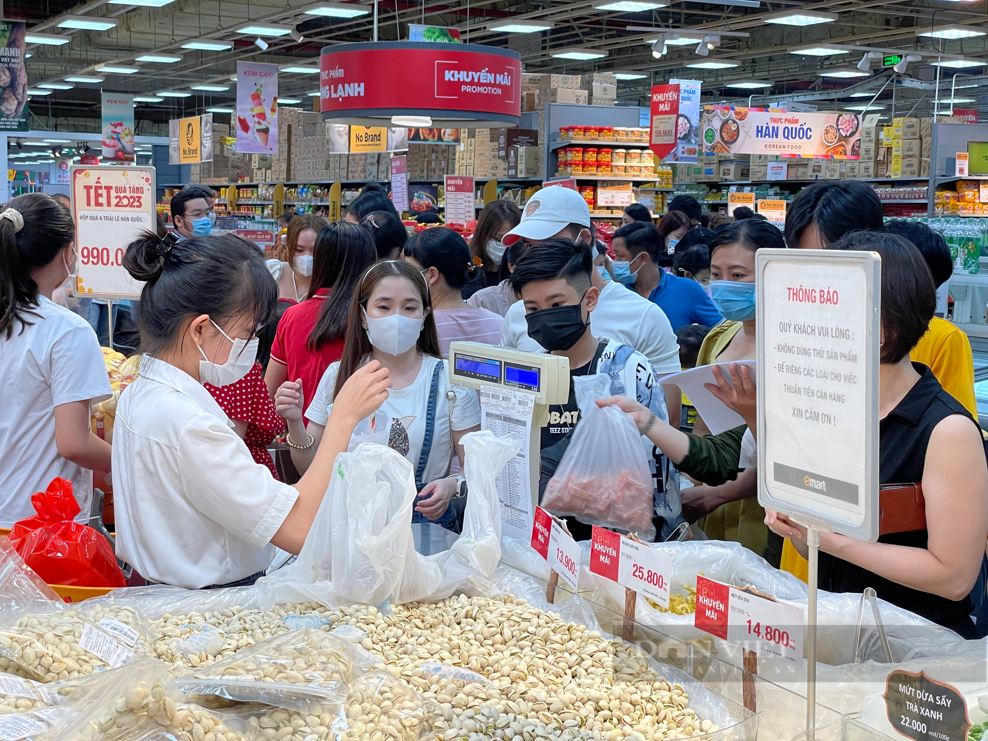ẢNH: Người Sài Gòn mua sắm Tết, siêu thị chen chân không lọt - Ảnh 3.