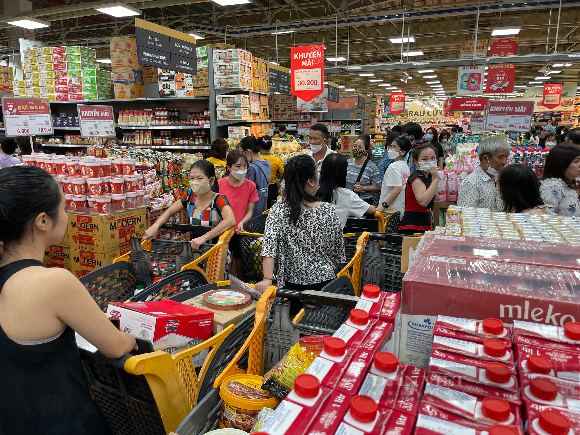 ẢNH: Người Sài Gòn mua sắm Tết, siêu thị chen chân không lọt - Ảnh 4.