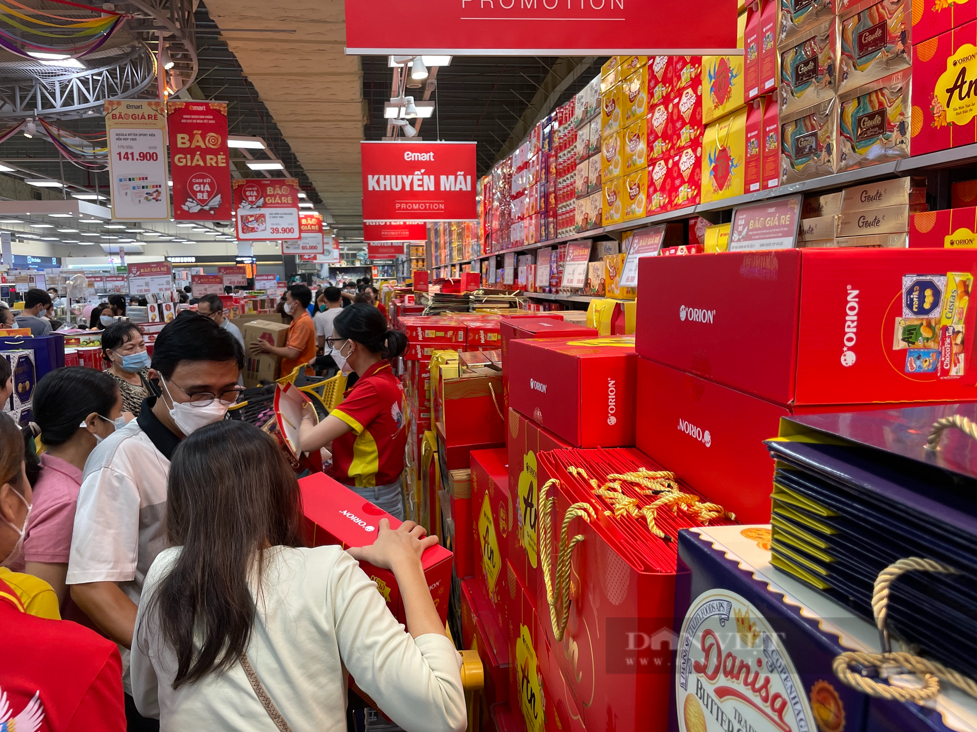 ẢNH: Người Sài Gòn mua sắm Tết, siêu thị chen chân không lọt - Ảnh 5.