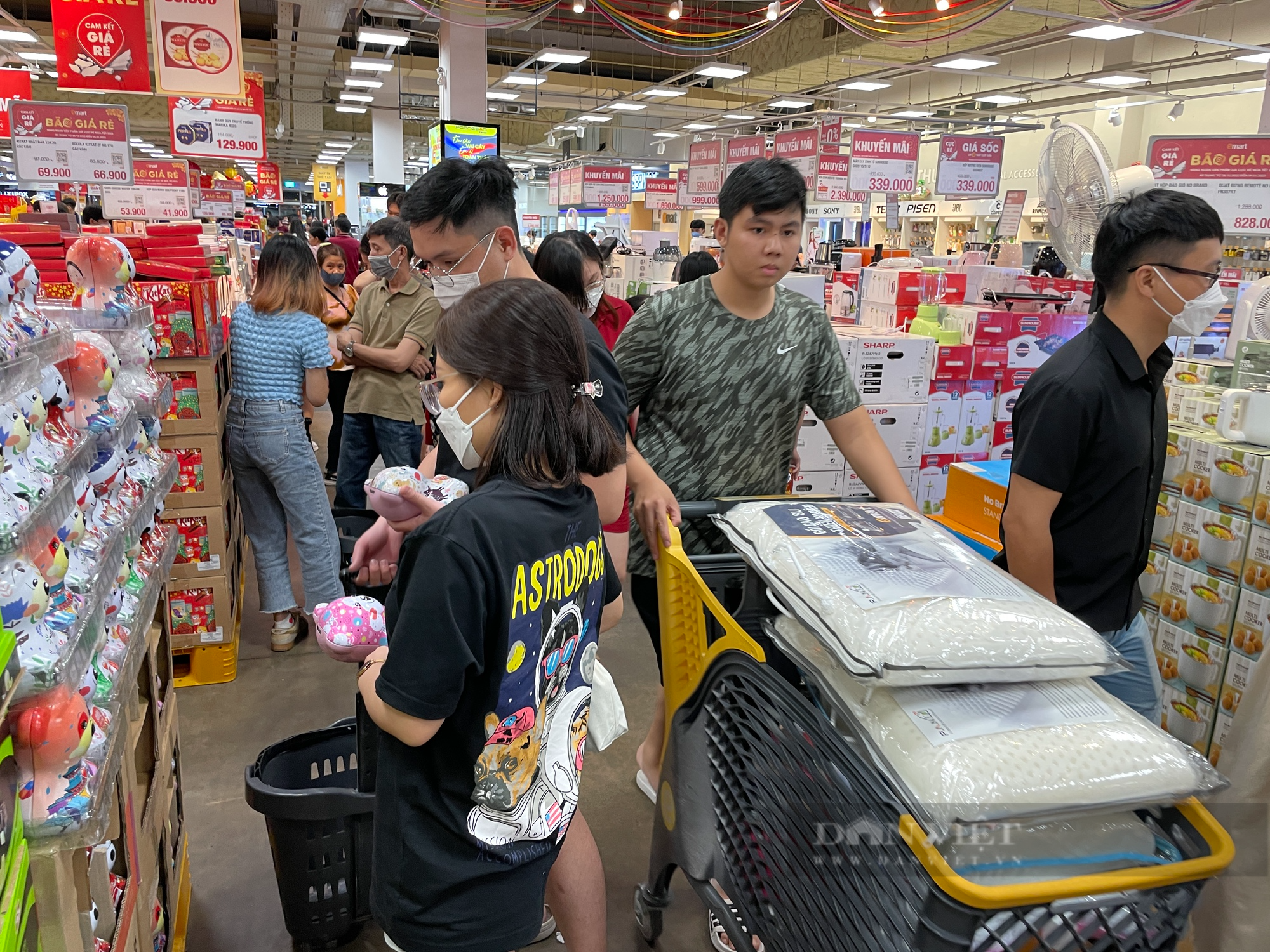 ẢNH: Người Sài Gòn mua sắm Tết, siêu thị chen chân không lọt - Ảnh 8.