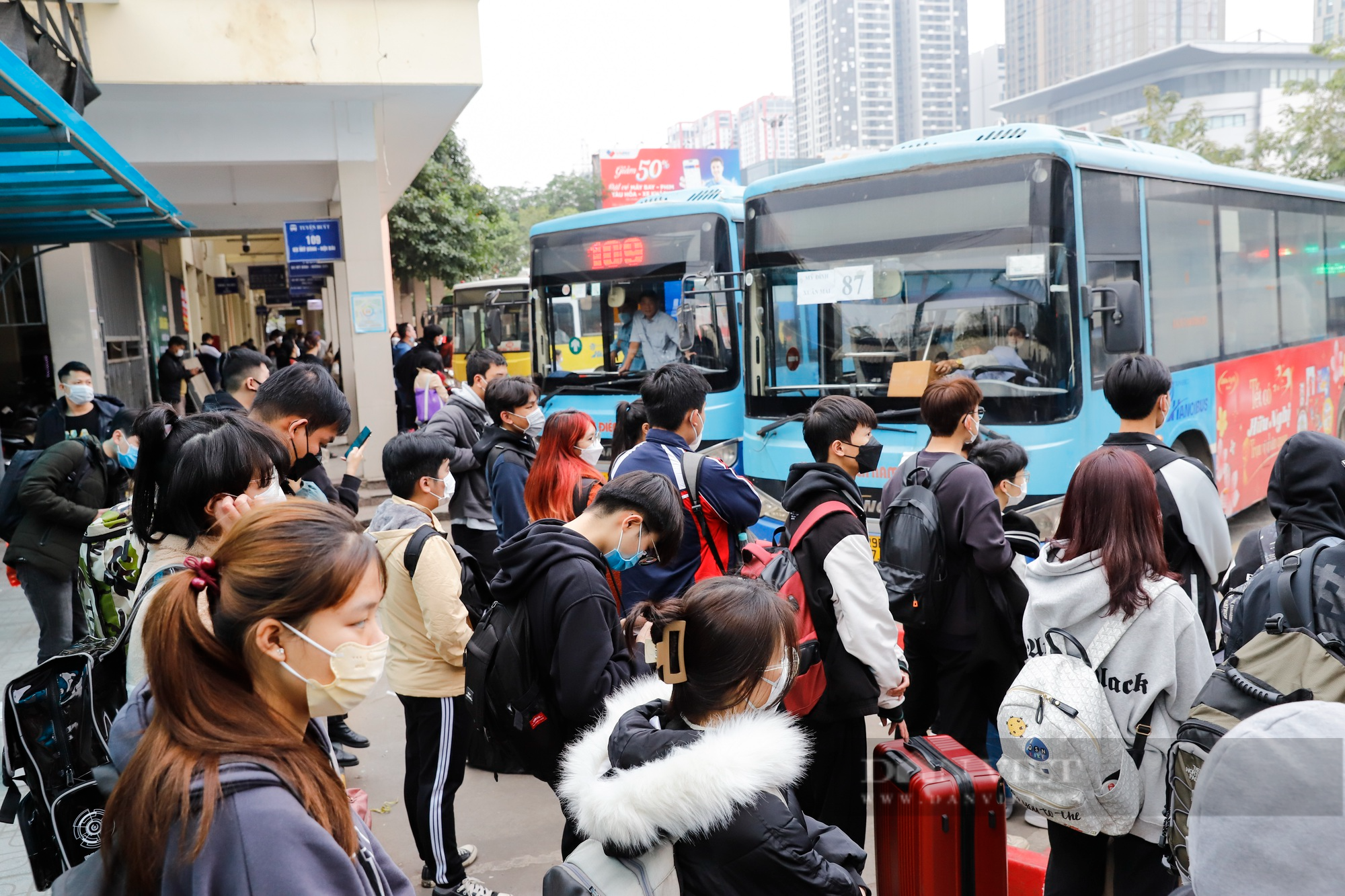 Nhân viên xe buýt chóng mặt, say xe trong ngày người dân trở lại Hà Nội sau kỳ nghỉ Tết Dương lịch - Ảnh 1.