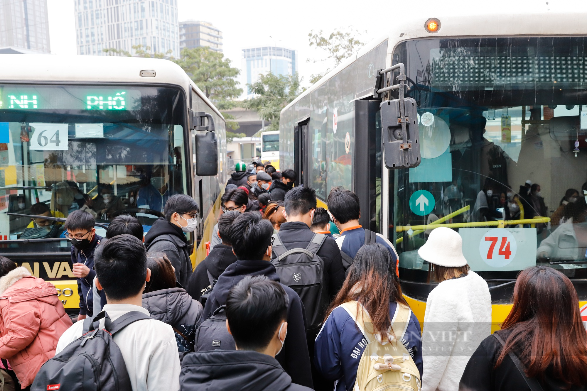 Nhân viên xe buýt chóng mặt, say xe trong ngày người dân trở lại Hà Nội sau kỳ nghỉ Tết Dương lịch - Ảnh 6.