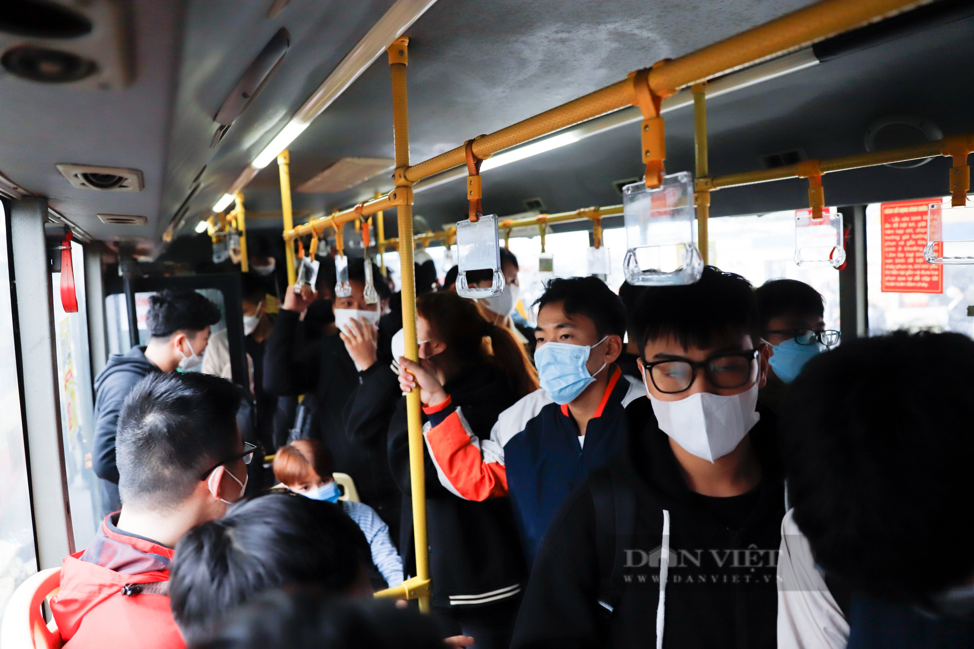 Nhân viên xe buýt chóng mặt, say xe trong ngày người dân trở lại Hà Nội sau kỳ nghỉ Tết Dương lịch - Ảnh 7.