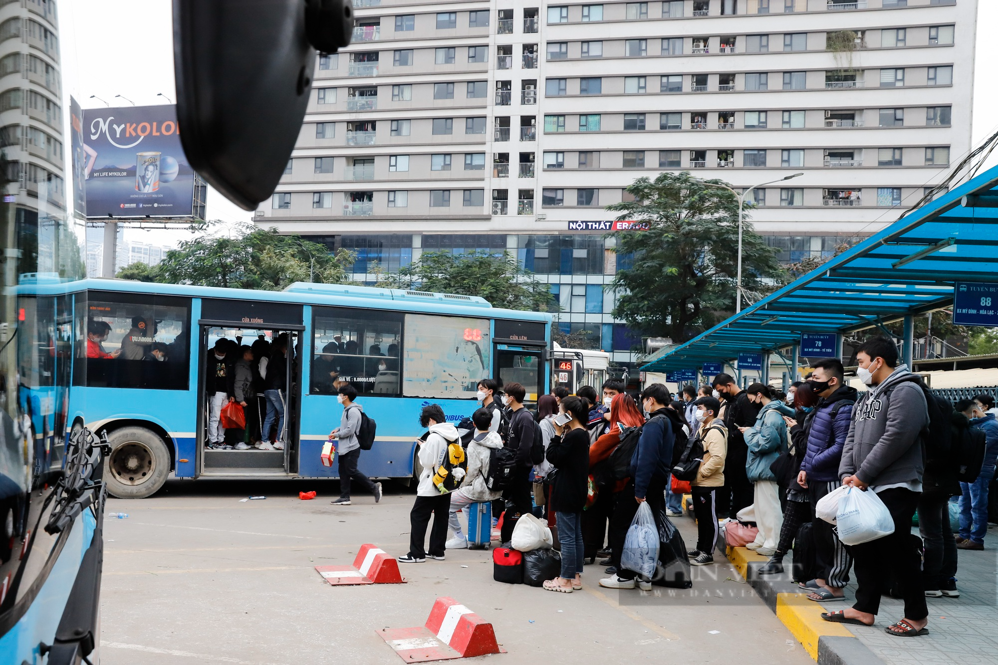 Nhân viên xe buýt chóng mặt, say xe trong ngày người dân trở lại Hà Nội sau kỳ nghỉ Tết Dương lịch - Ảnh 8.