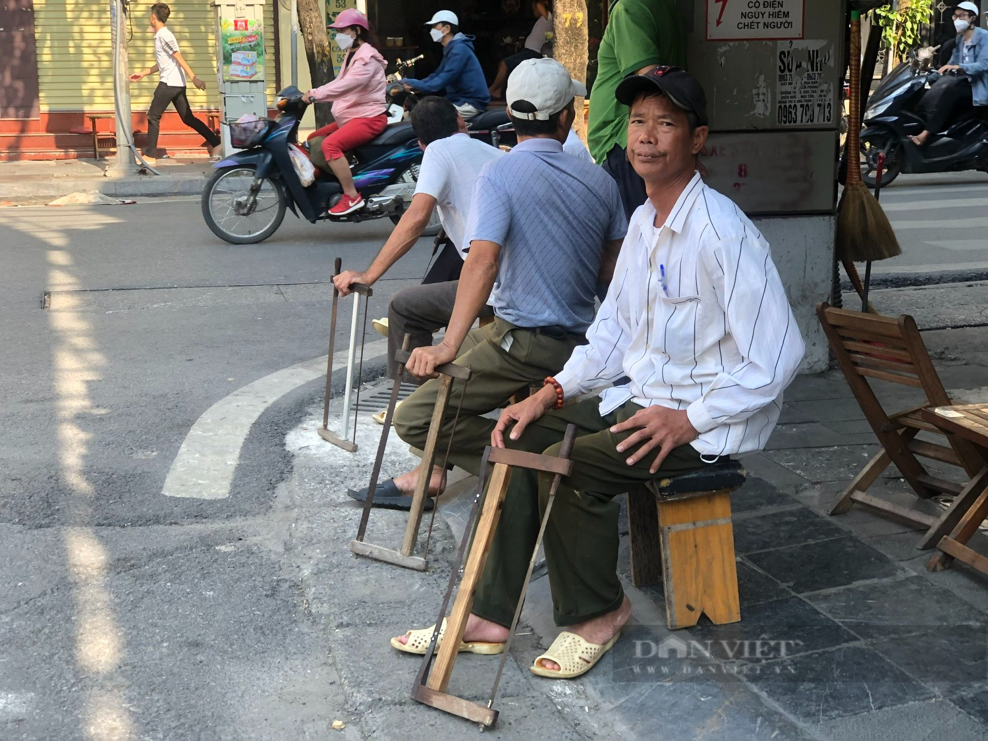 Nghề sửa chống cưa đợi khách ở Hà Thành - Ảnh 1.