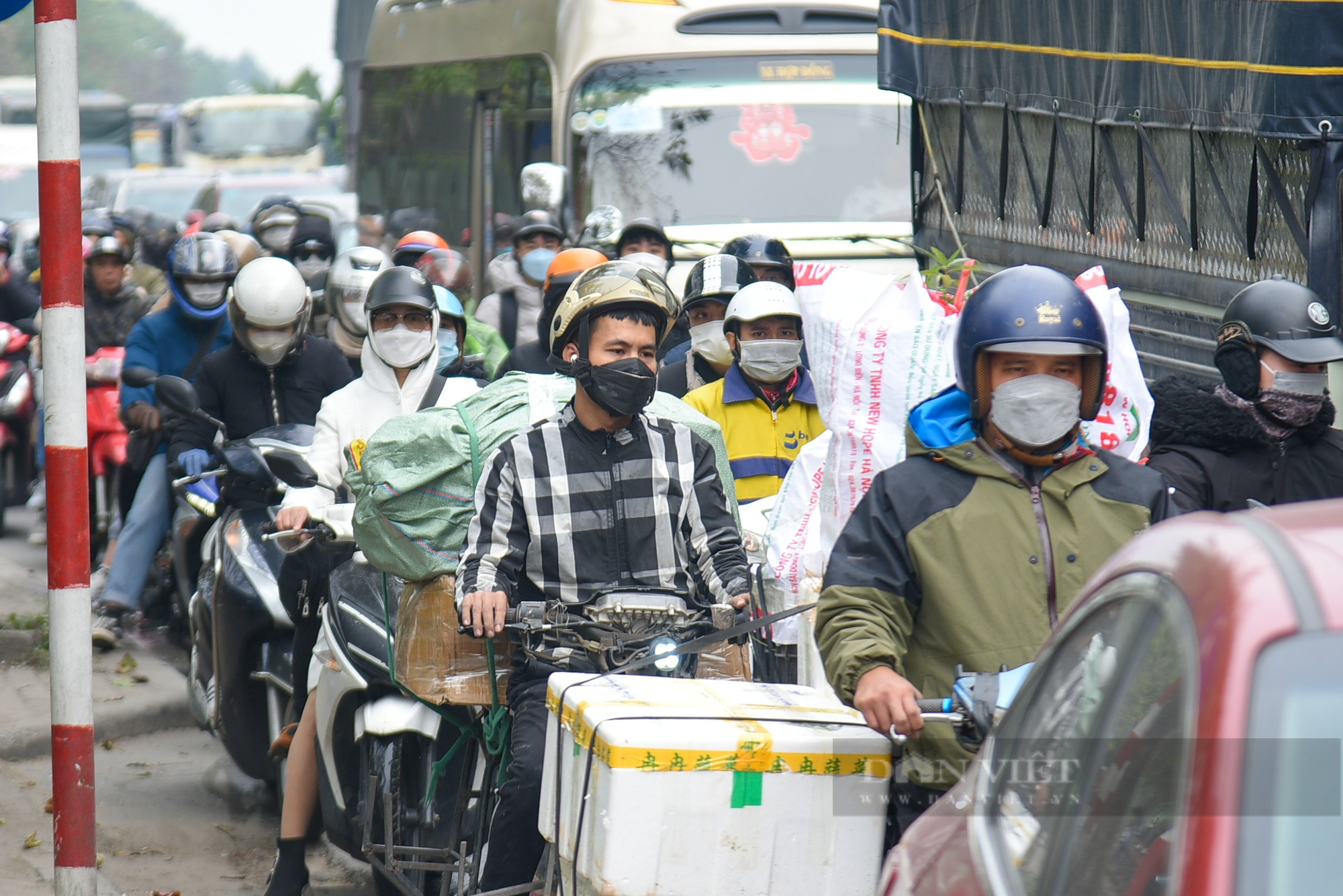 Người dân quay lại Hà Nội sau kỳ nghỉ lễ Tết dương, cửa ngõ Thủ đô ùn tắc kéo dài - Ảnh 6.
