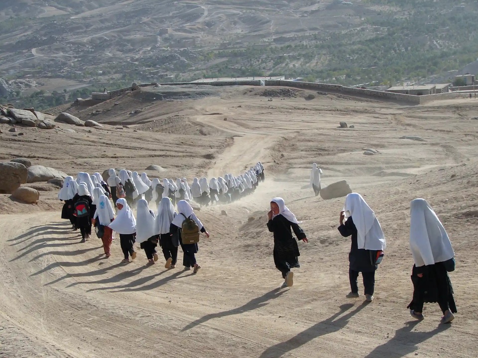 Afghanistan &quot;đã mất&quot; sau khi Taliban nắm quyền qua ống kính người tị nạn - Ảnh 1.