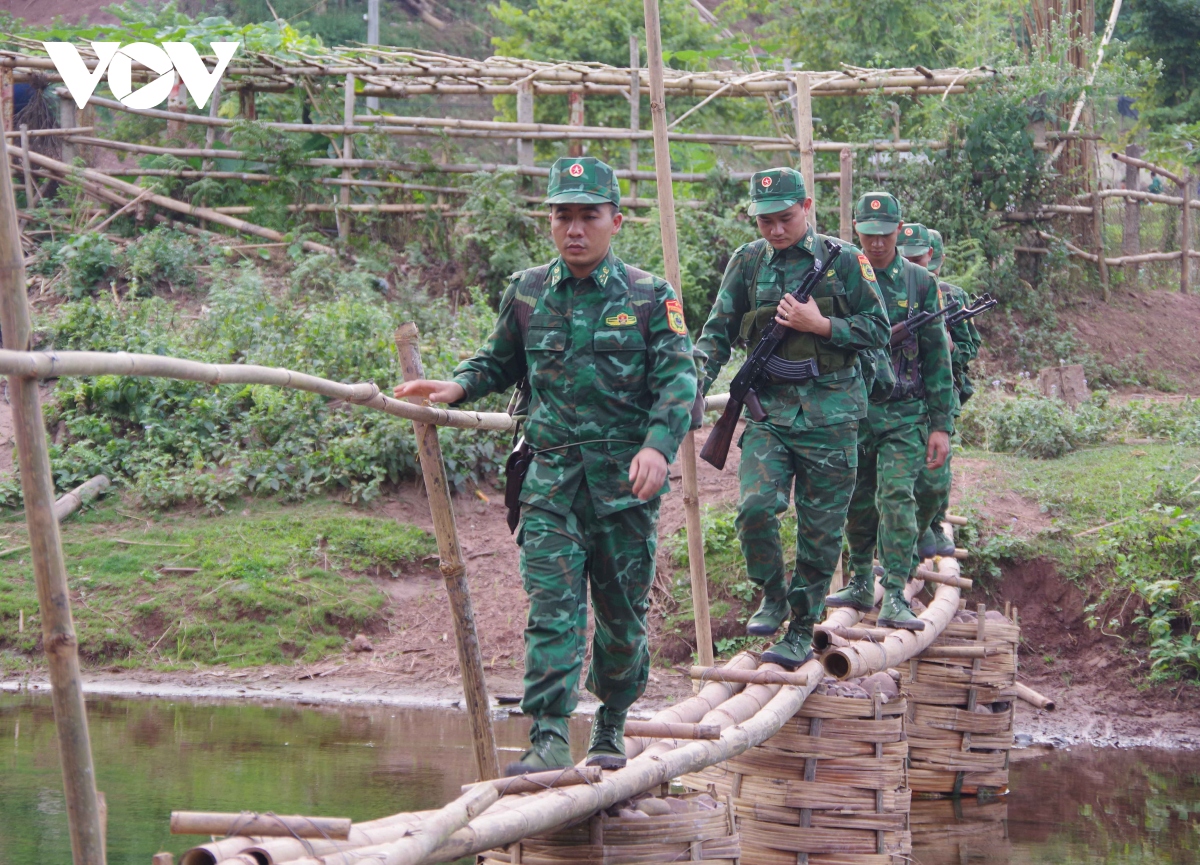 Những người lính biên phòng cực Tây của Tổ quốc  giúp nhân dân vui Xuân, đón Tết an toàn - Ảnh 3.