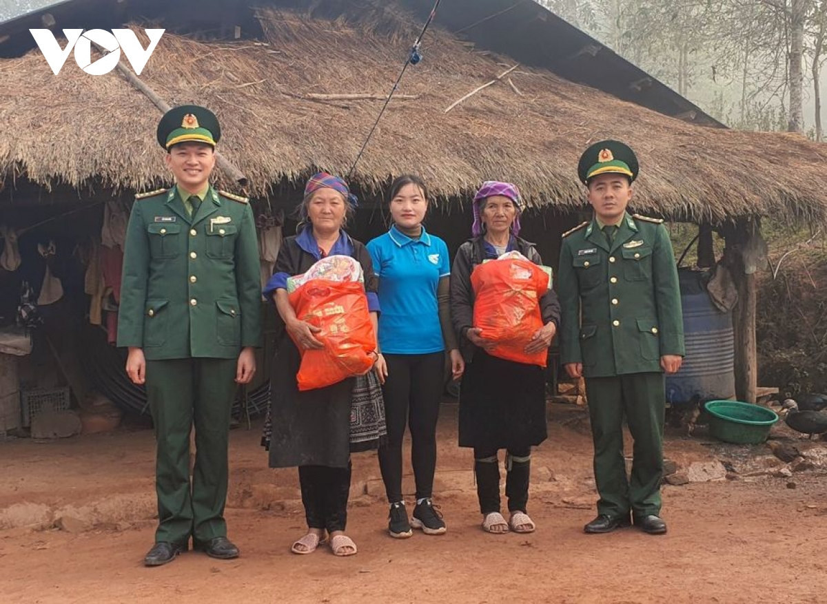 Những người lính biên phòng cực Tây của Tổ quốc  giúp nhân dân vui Xuân, đón Tết an toàn - Ảnh 2.