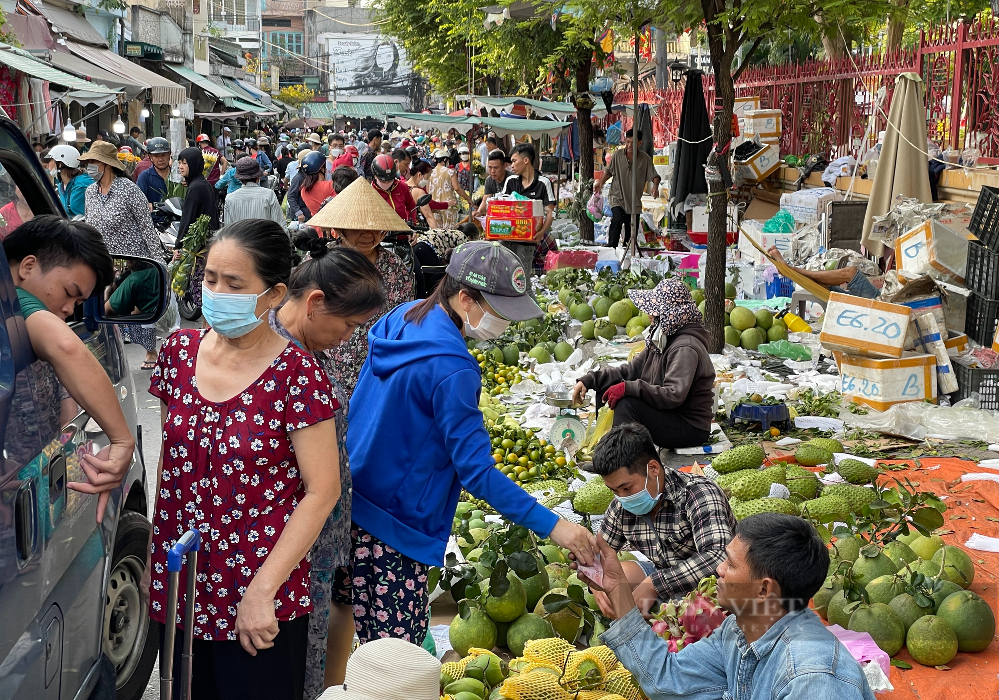 Chợ Tết Sài Gòn đắt như tôm tươi từ tờ mờ sáng - Ảnh 1.