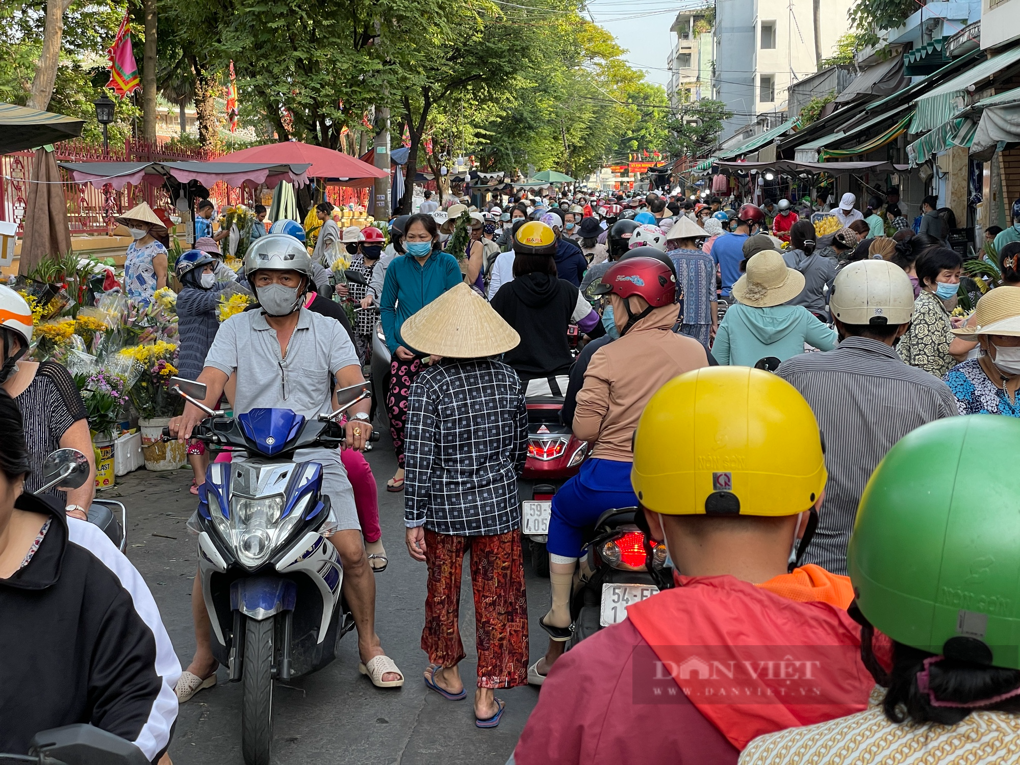 Chợ Tết Sài Gòn đắt như tôm tươi từ tờ mờ sáng - Ảnh 2.