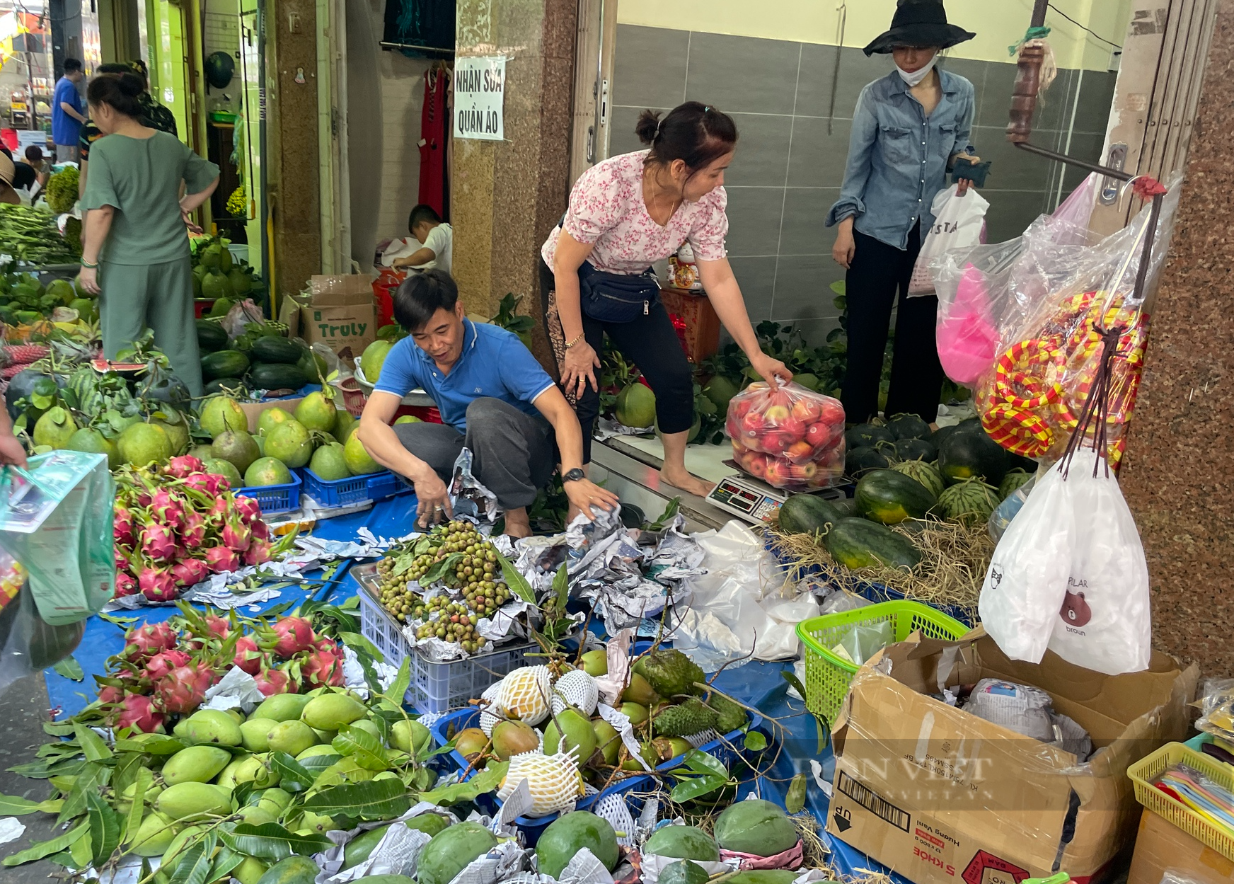 Chợ Tết Sài Gòn đắt như tôm tươi từ tờ mờ sáng - Ảnh 3.