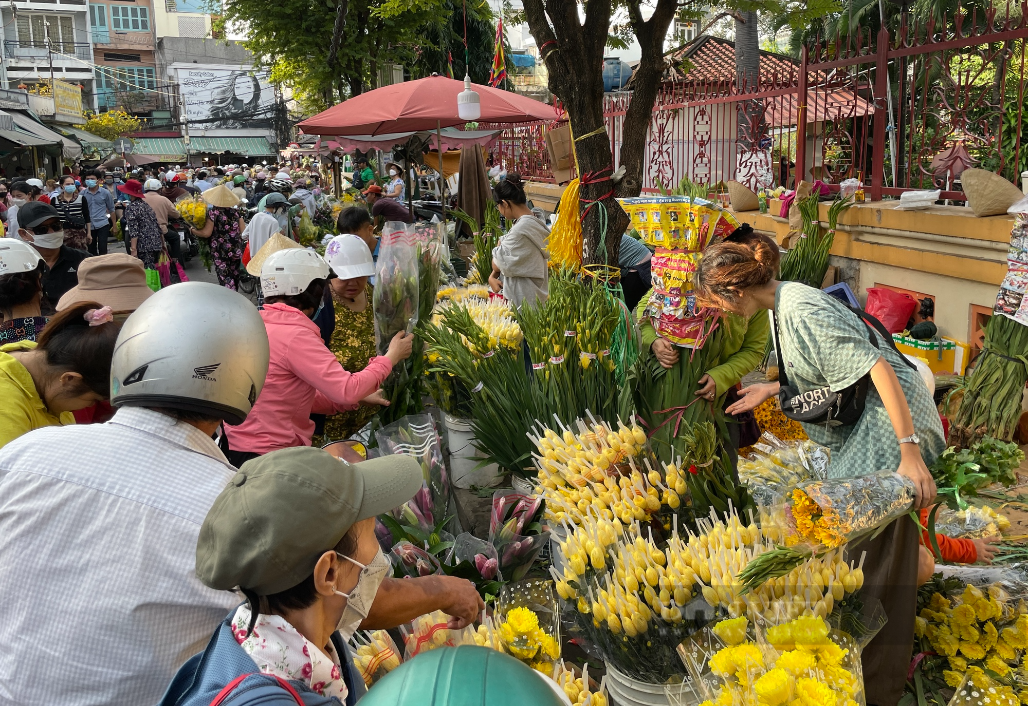 Chợ Tết Sài Gòn đắt như tôm tươi từ tờ mờ sáng - Ảnh 4.