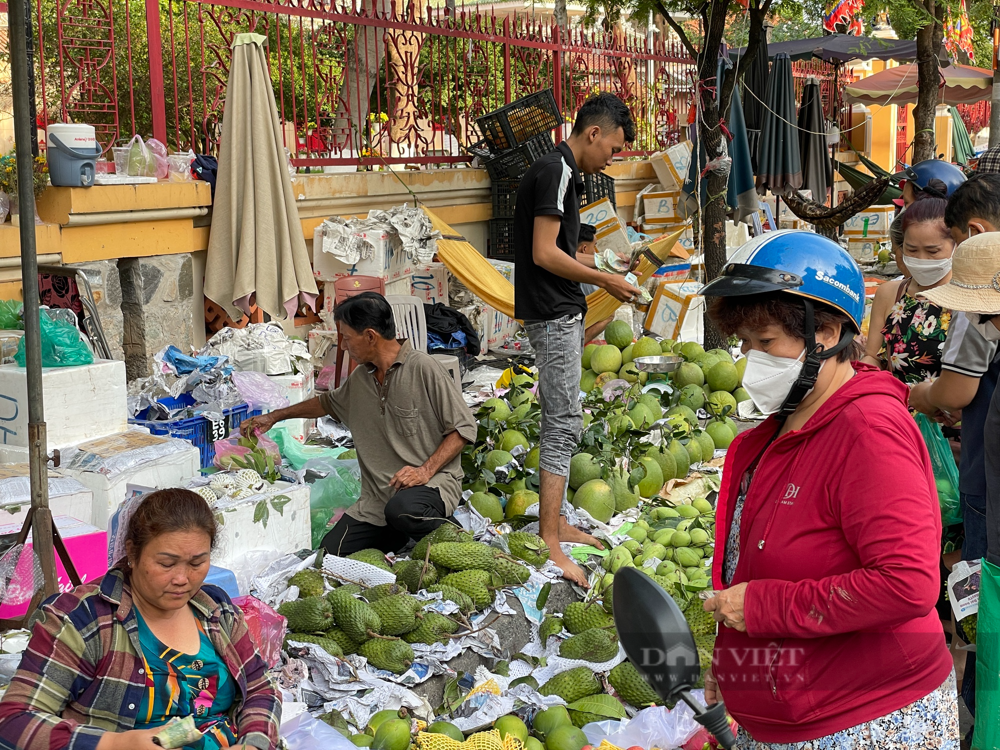 Chợ Tết Sài Gòn đắt như tôm tươi từ tờ mờ sáng - Ảnh 5.